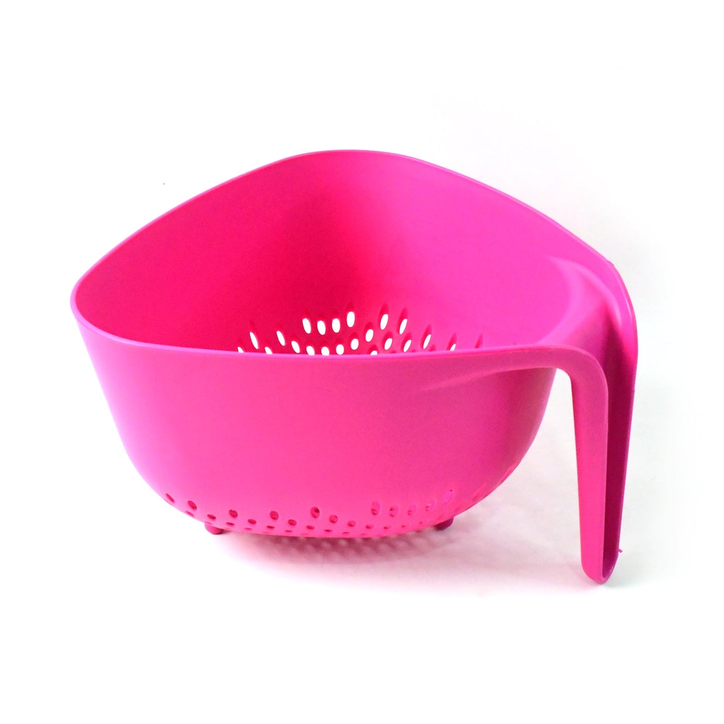 Water draining through holes in Supermom multipurpose kitchen colander