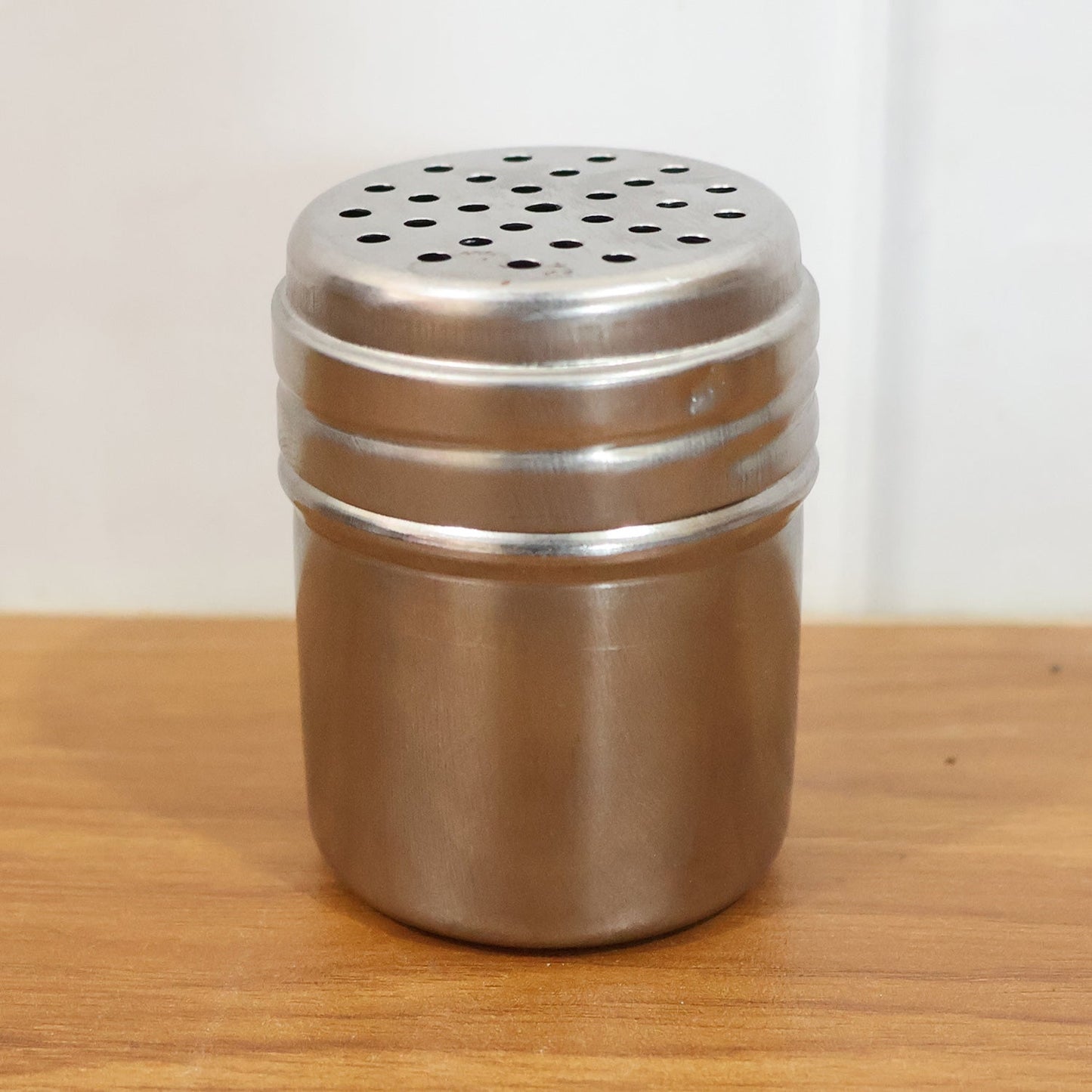 Neutral photo of shaker container made for seasoning and dry spices