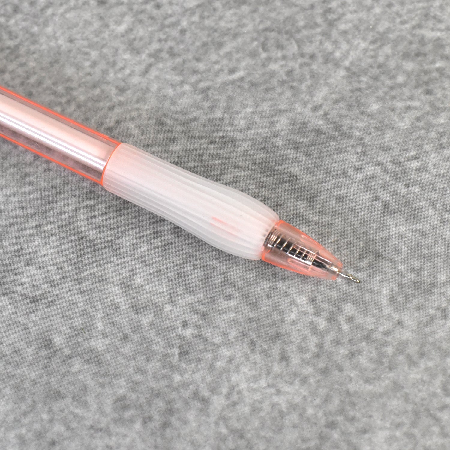 The elegant design of the black CustoPen, ideal for professionals and students.