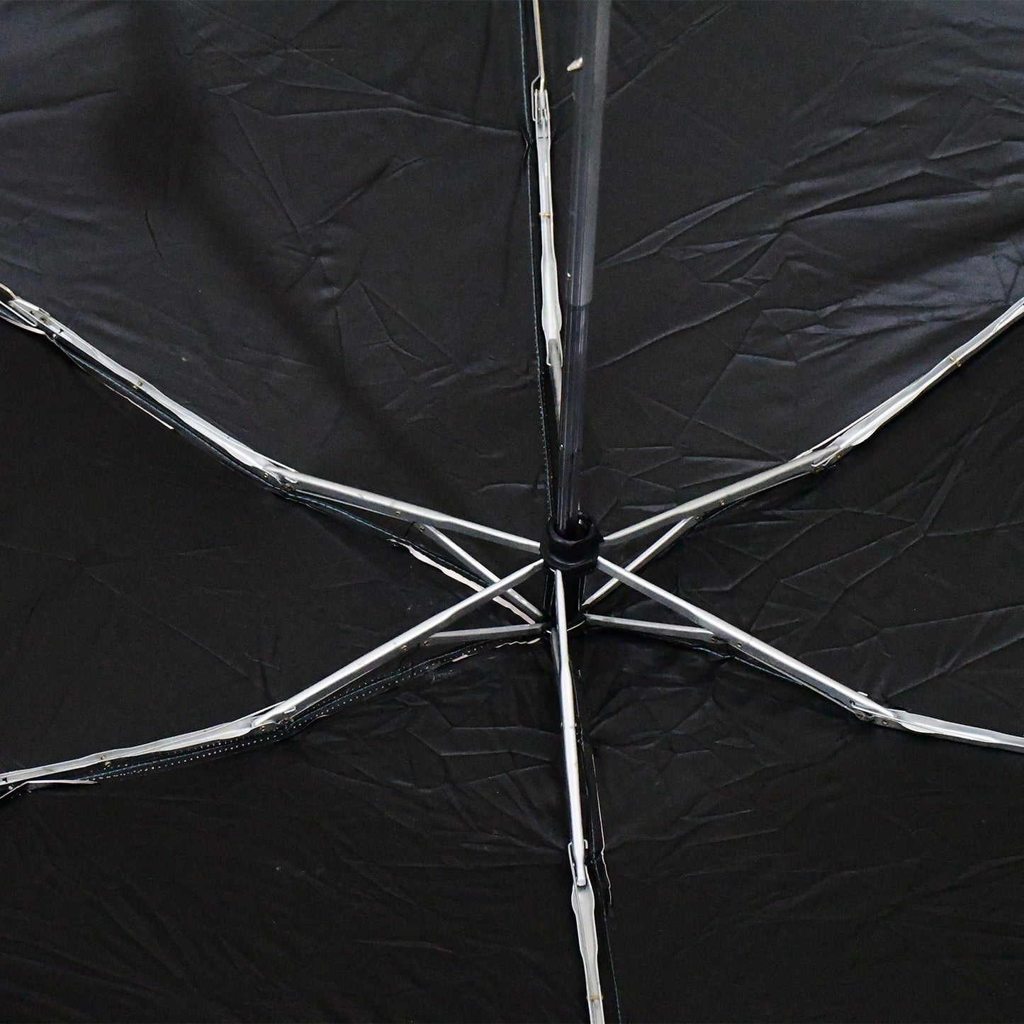Ergonomic handle of the DrizzlePro foldable umbrella, designed for comfortable grip.