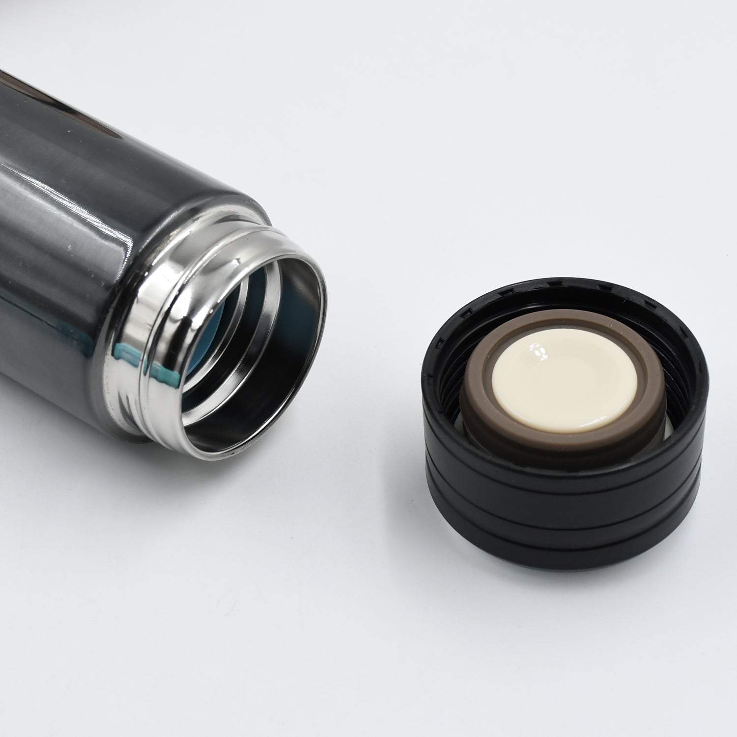 Portable stainless steel thermos bottle for hot and cold drinks