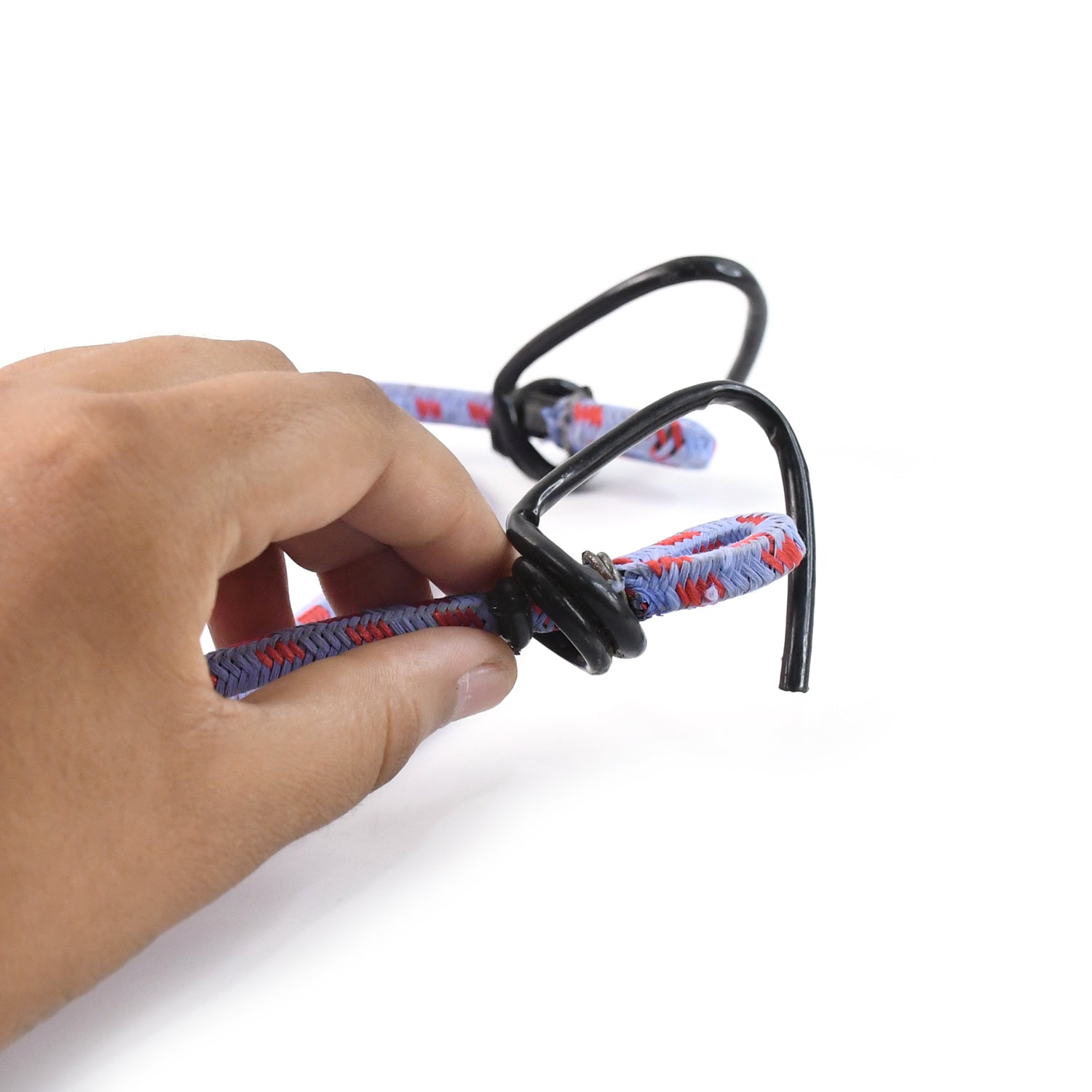 Detail view of the strong plastic clasp hooks attached to the elastic luggage cord.