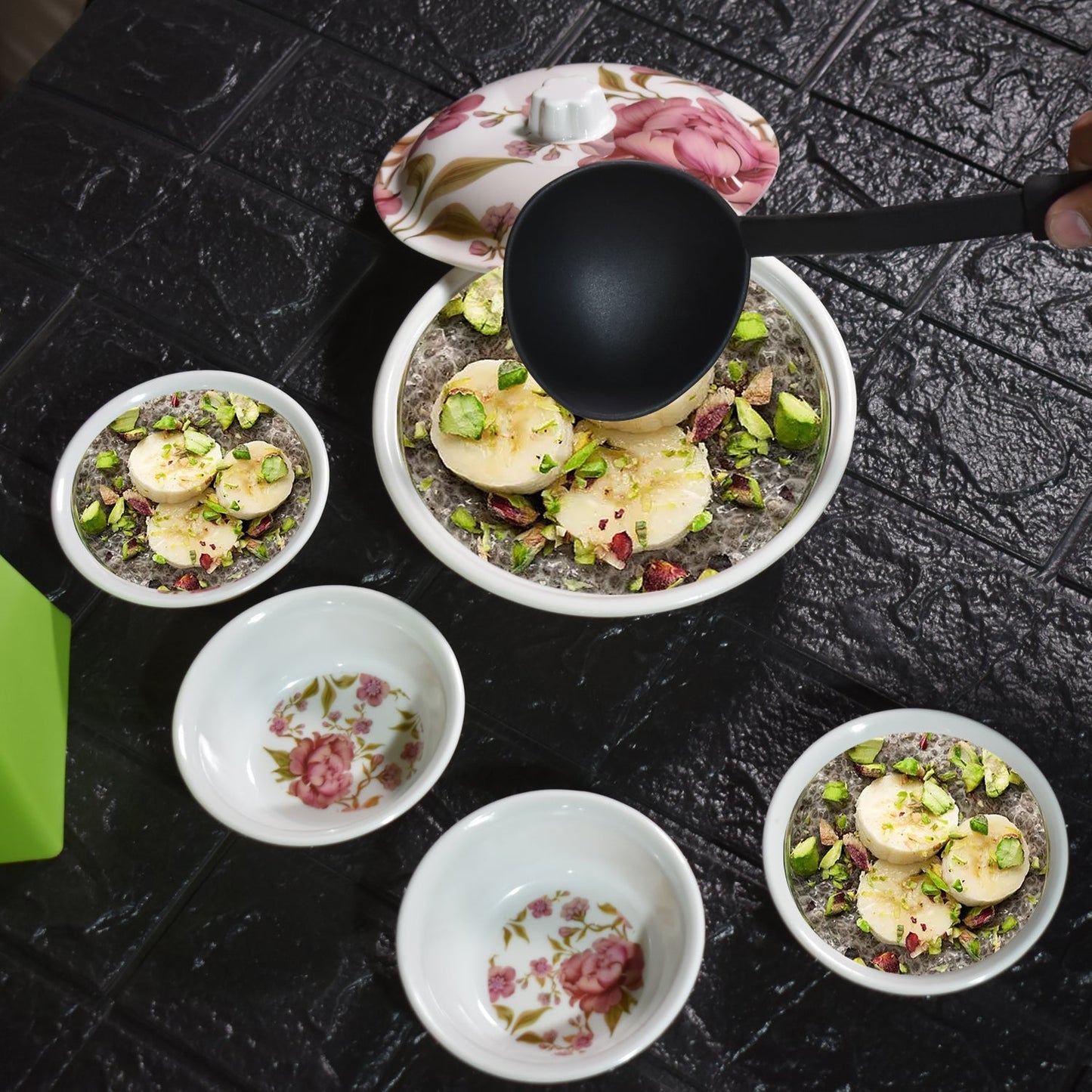 Shiny 5-piece cutlery set specifically designed for desserts.