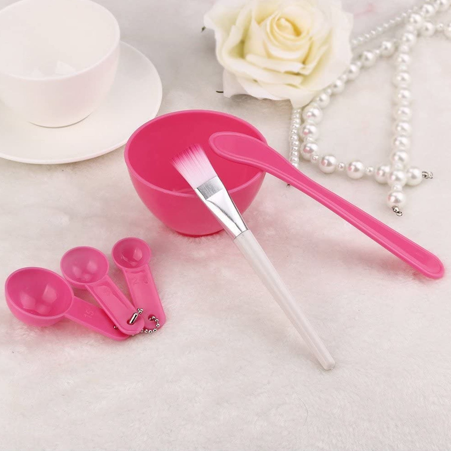 Stylish 6-piece facial mask bowl set for an elevated beauty regimen.