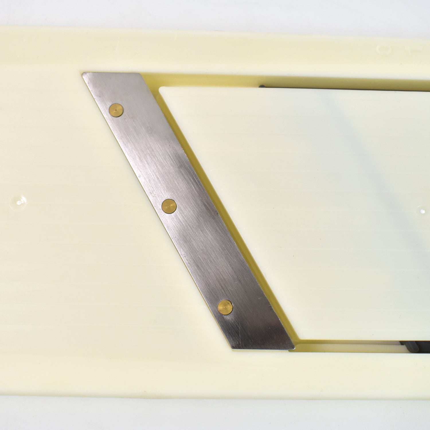 Detail of the ergonomic handle providing a comfortable grip for the user.