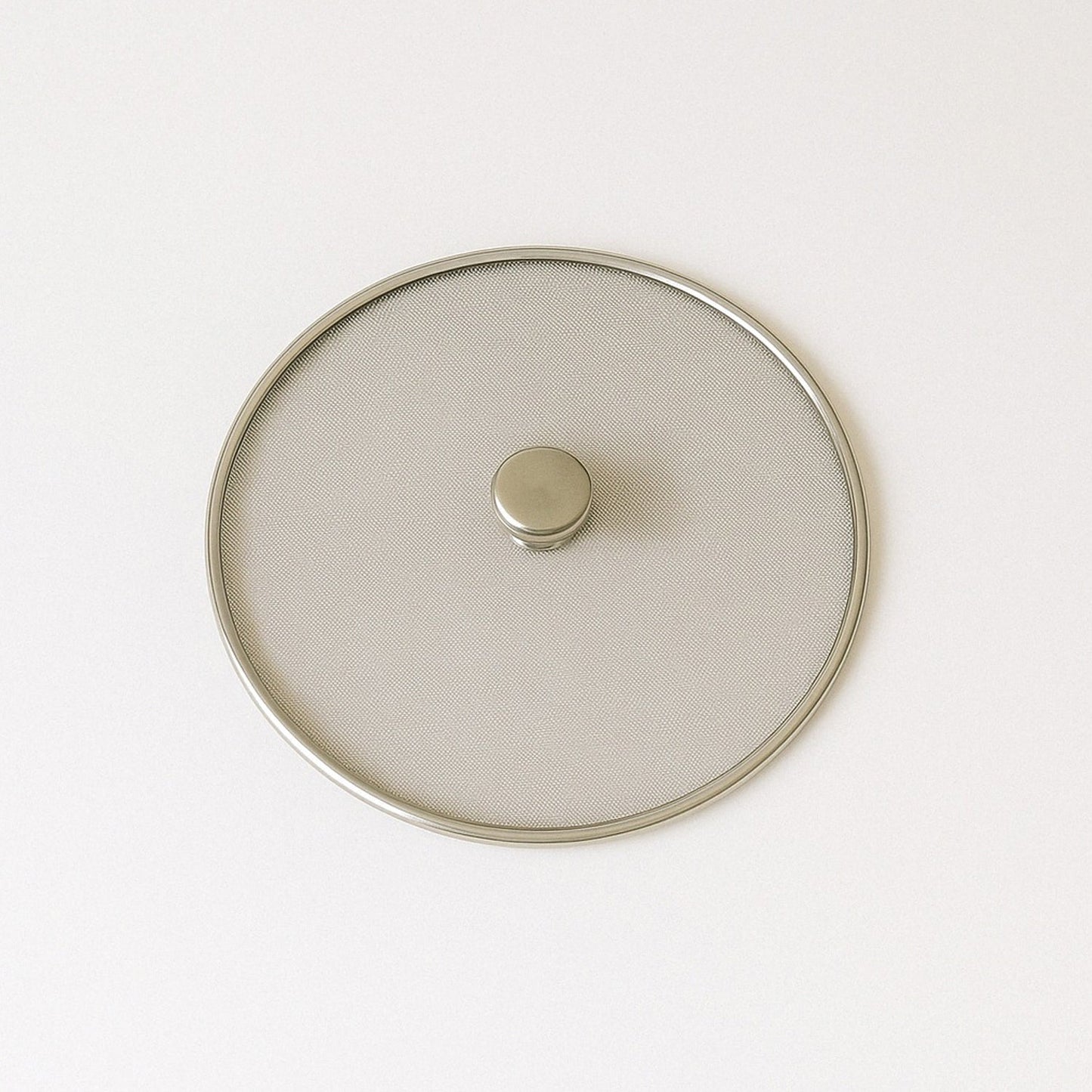 Stainless steel splatter guard with heat-resistant knob handle for safe use