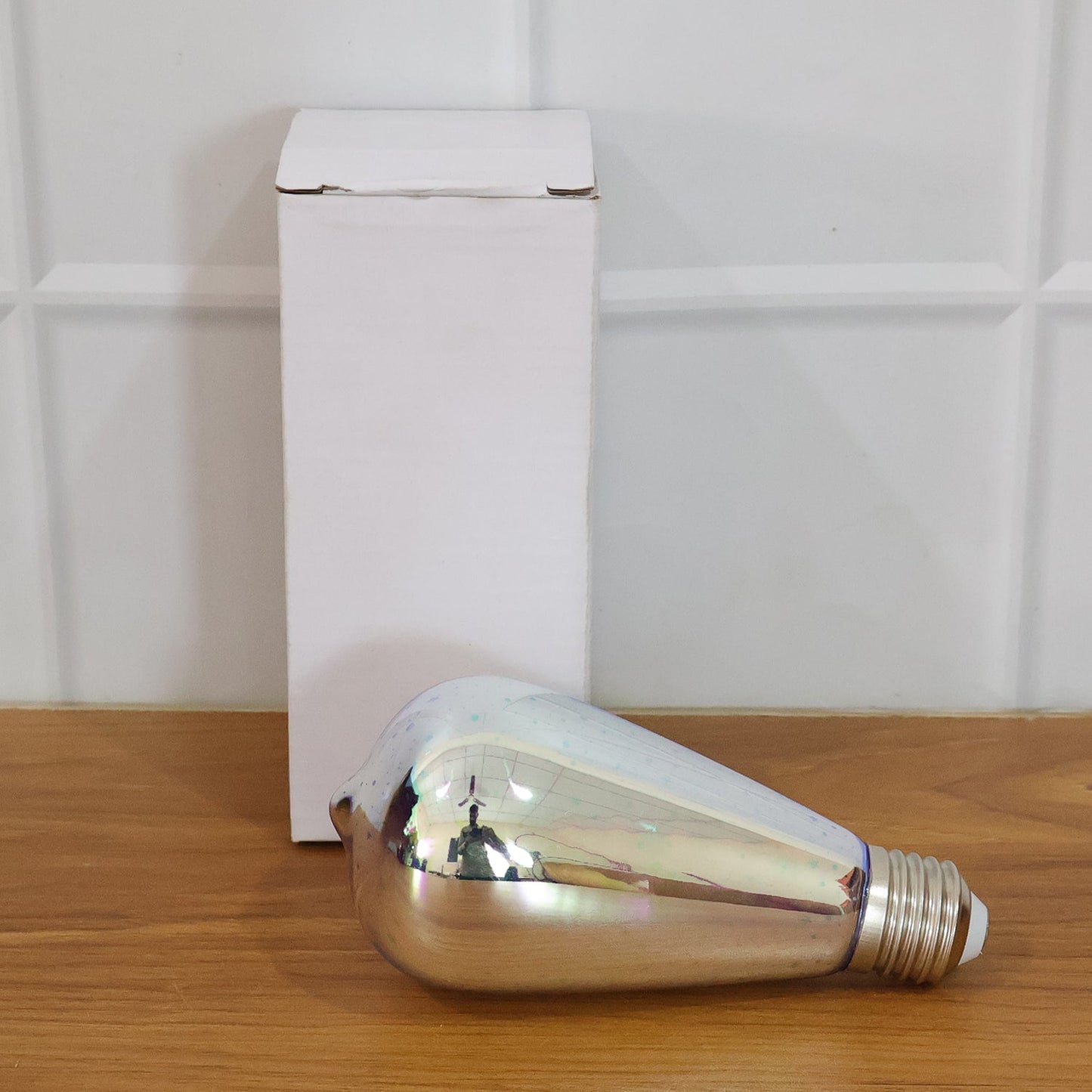 Energy-efficient LED decorative light bulb with firework pattern