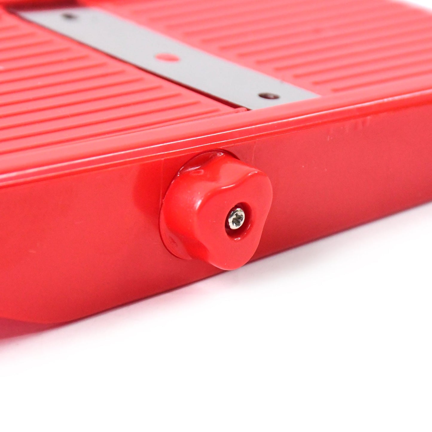 Compact kitchen slicer for precise vegetable slicing