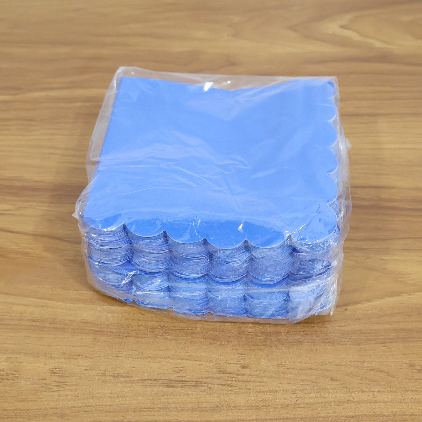 Pack of 120 disposable royal blue paper napkins for parties and events