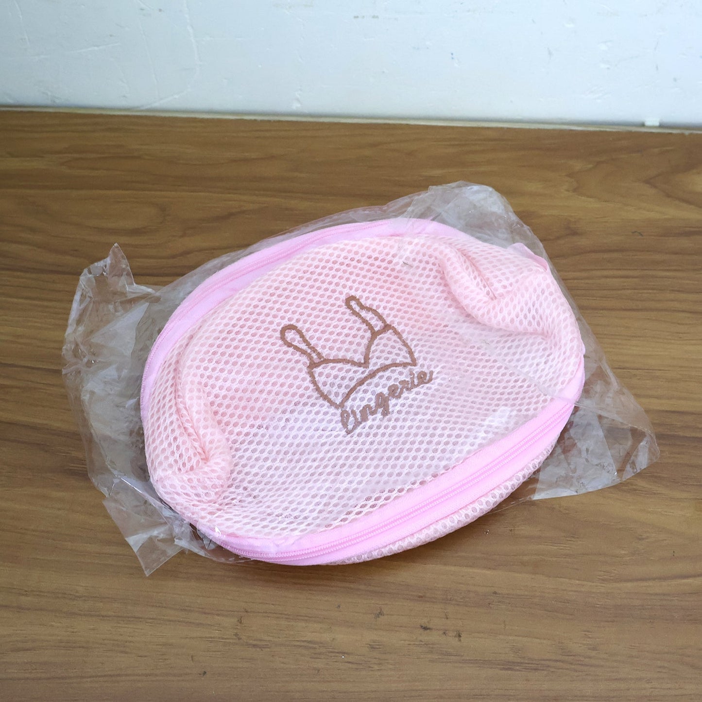 Structured protective mesh laundry bag for delicate items including bras