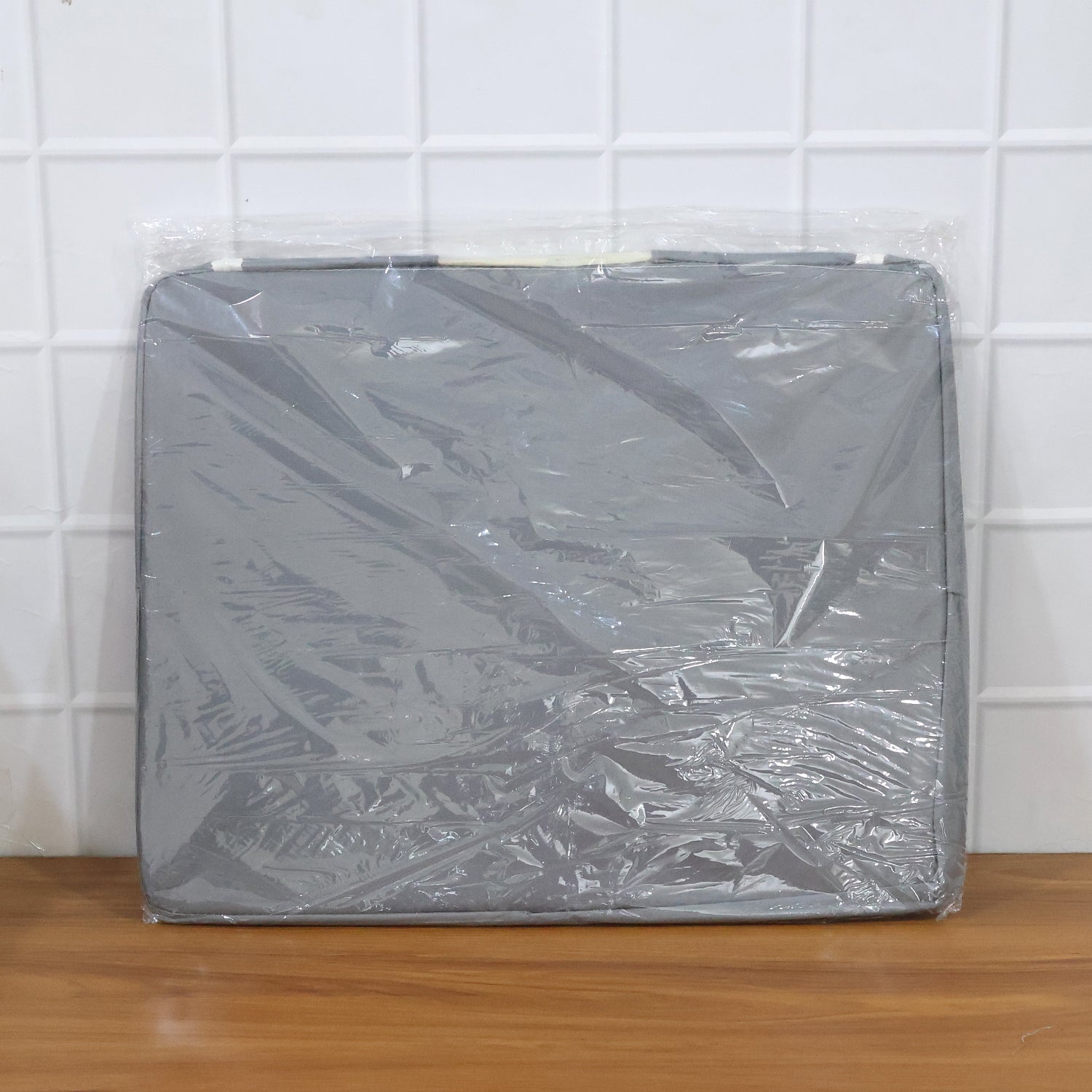 Close-up of the durable double zipper and reinforced handle on the foldable storage bag.