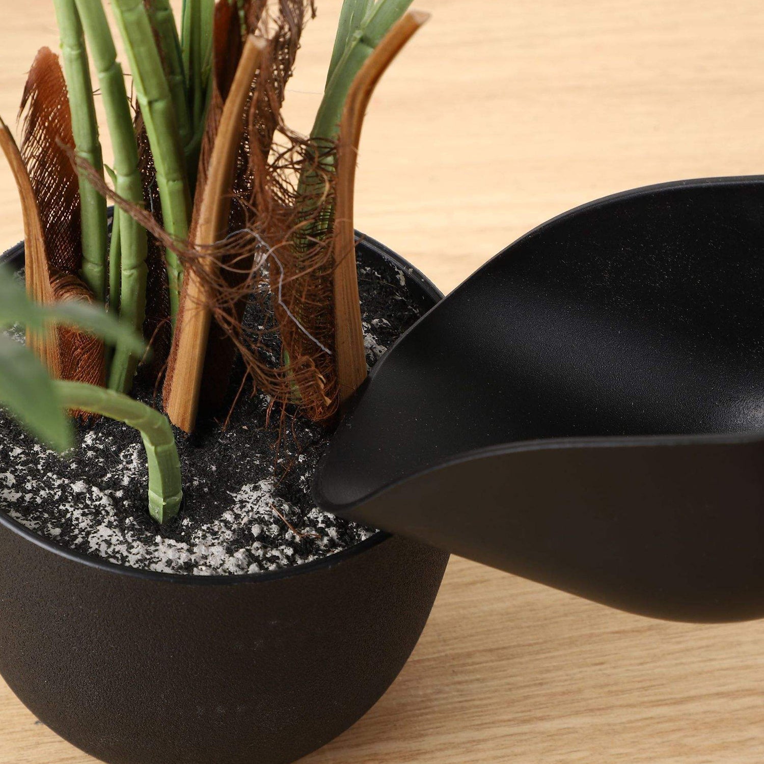 Garden soil mover trowel with ergonomic grip