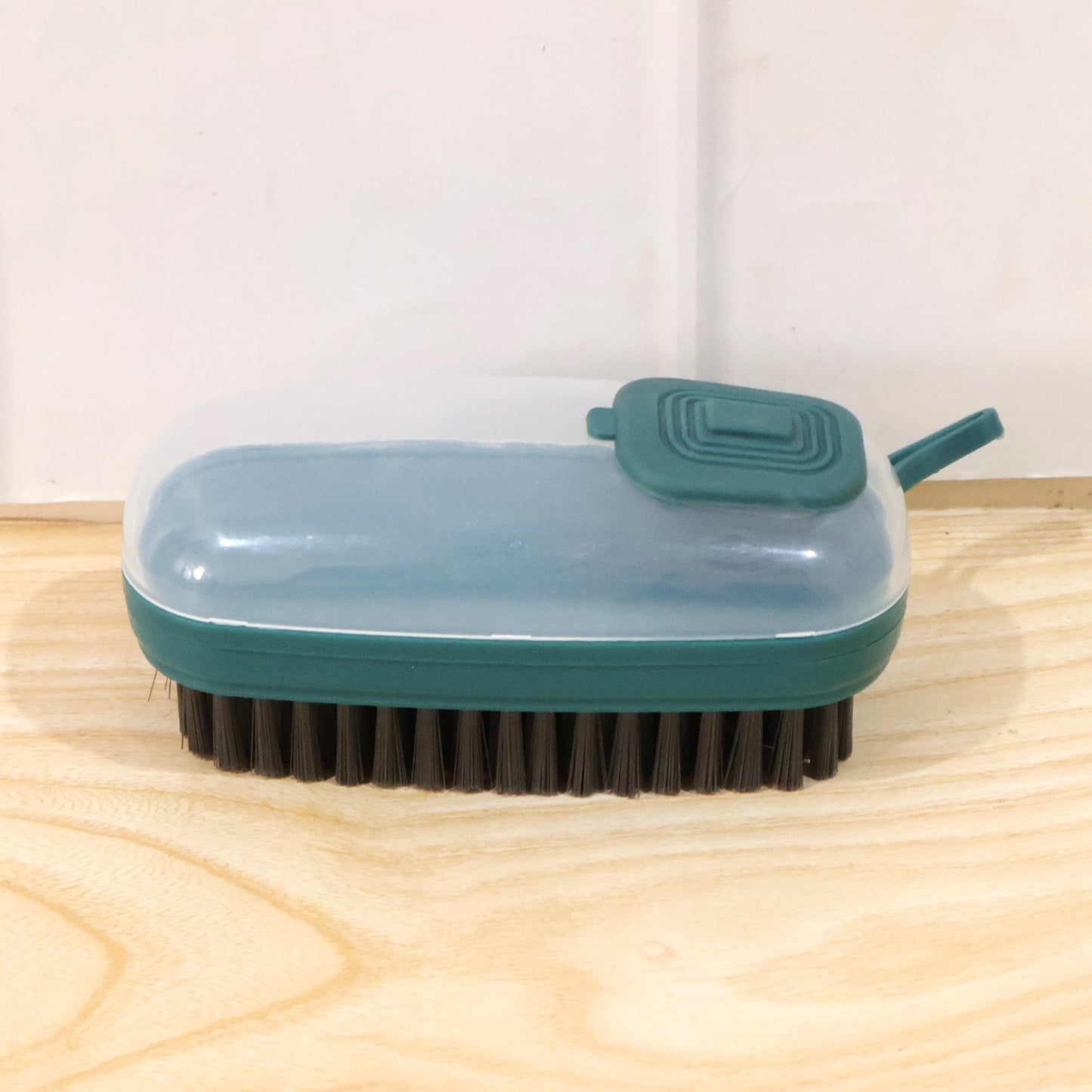 Compact hydraulic cleaning brush for household use