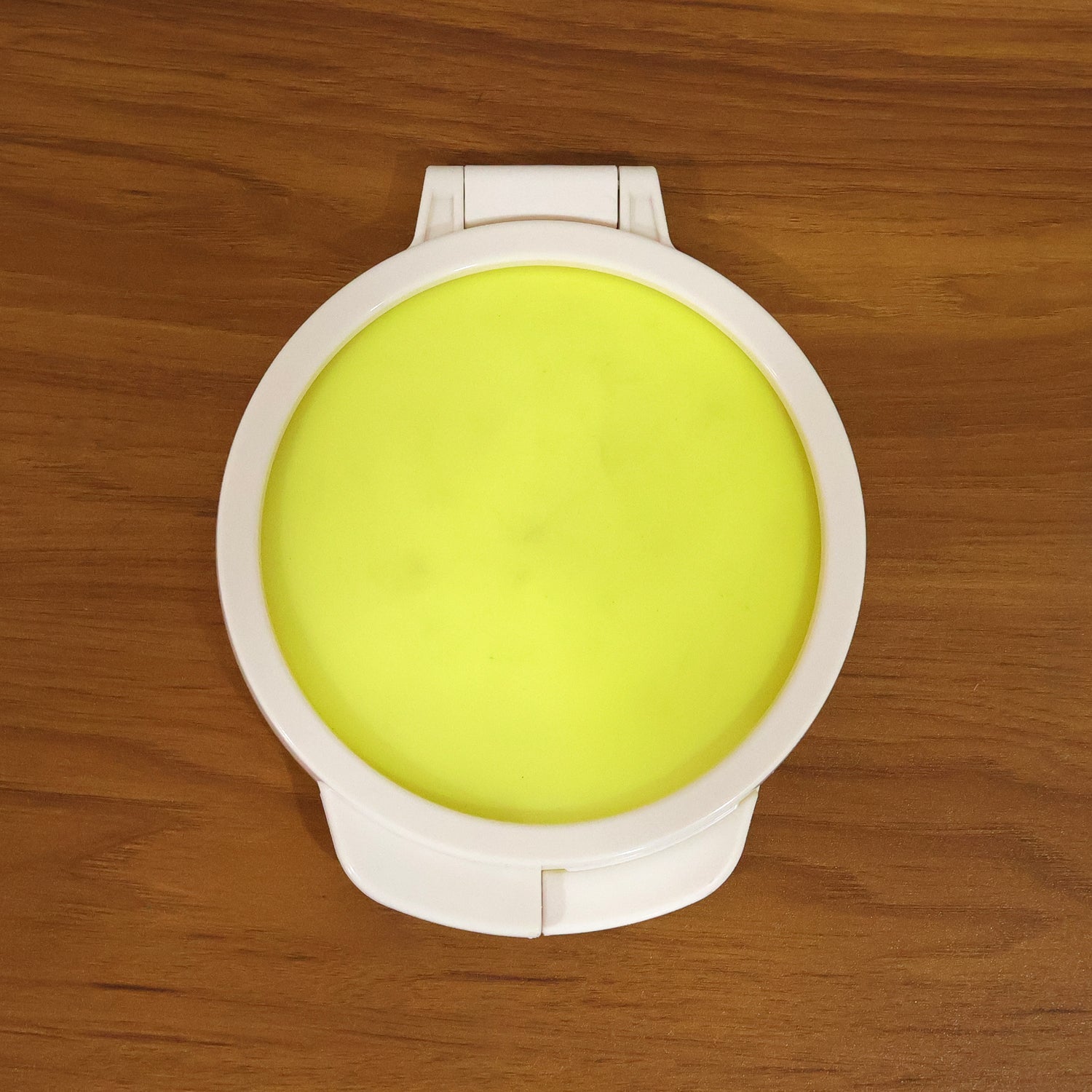 Round airtight plastic container for food preservation