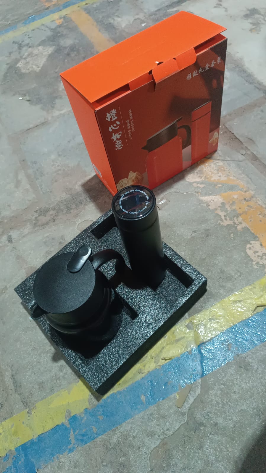 Components of the easy-to-clean thermal carafe and water bottle set.