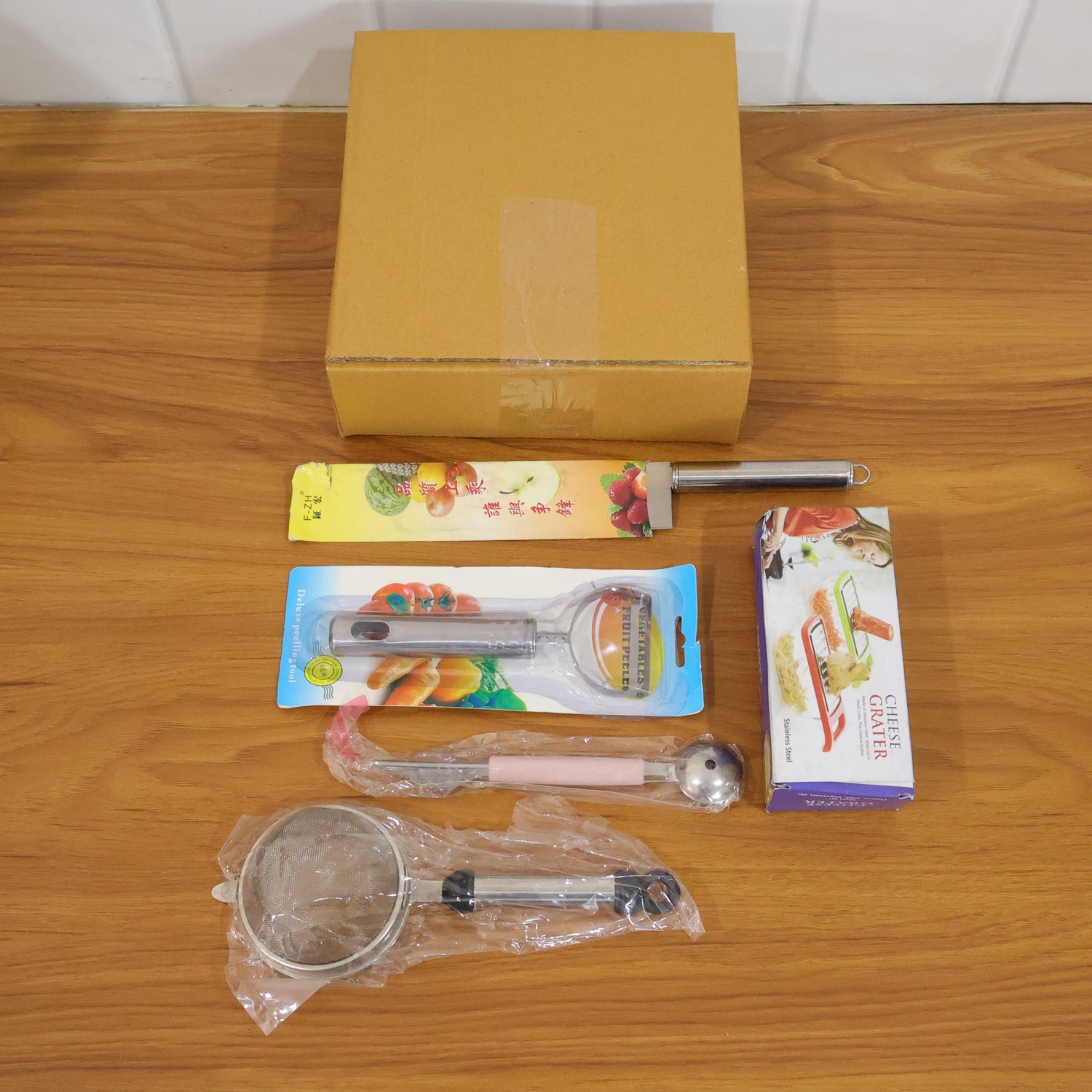 Packaging box of the 5-in-1 multipurpose kitchen tool set