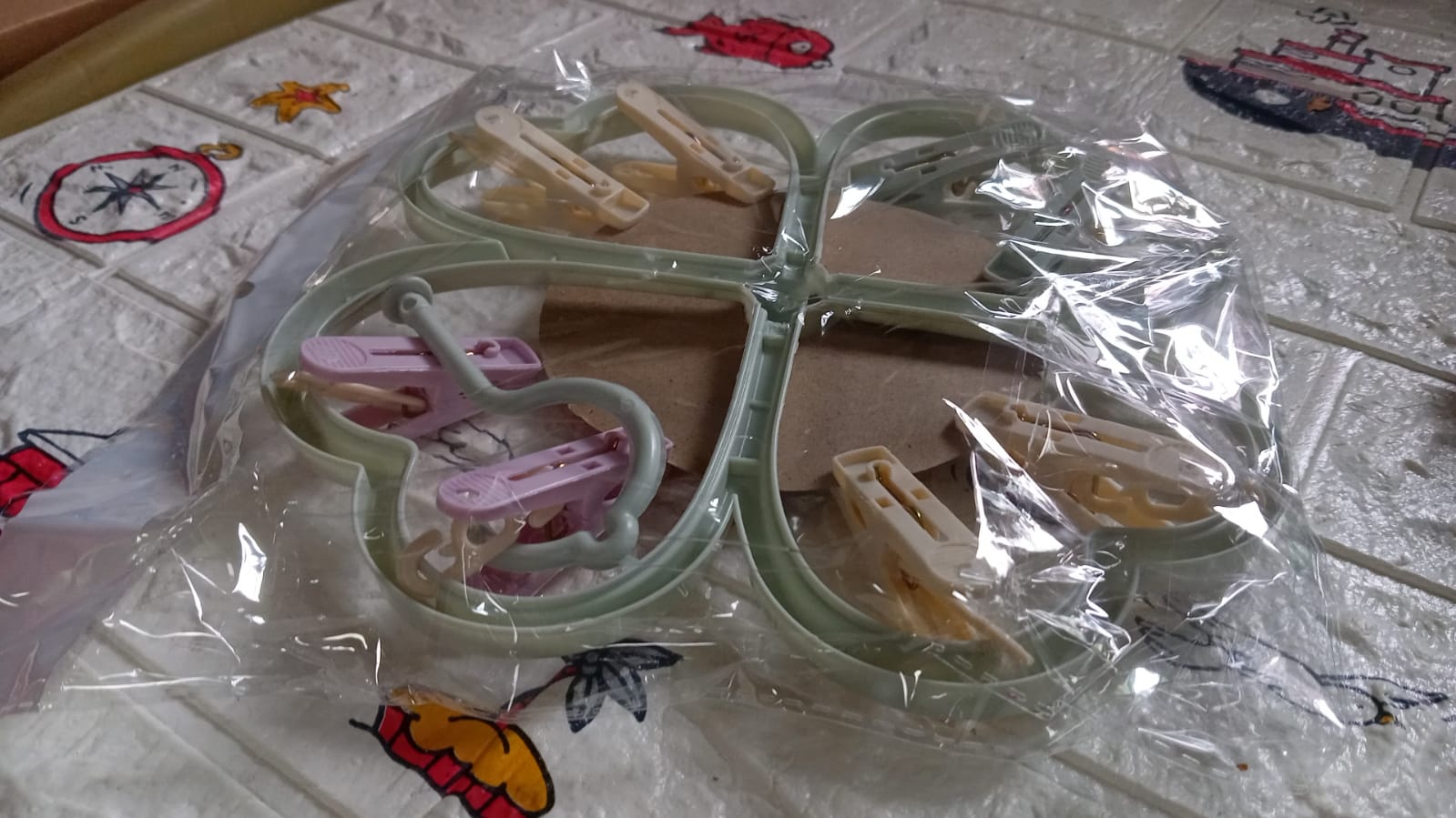 Heart-shaped clothes hanger with 8 clips for efficient drying.