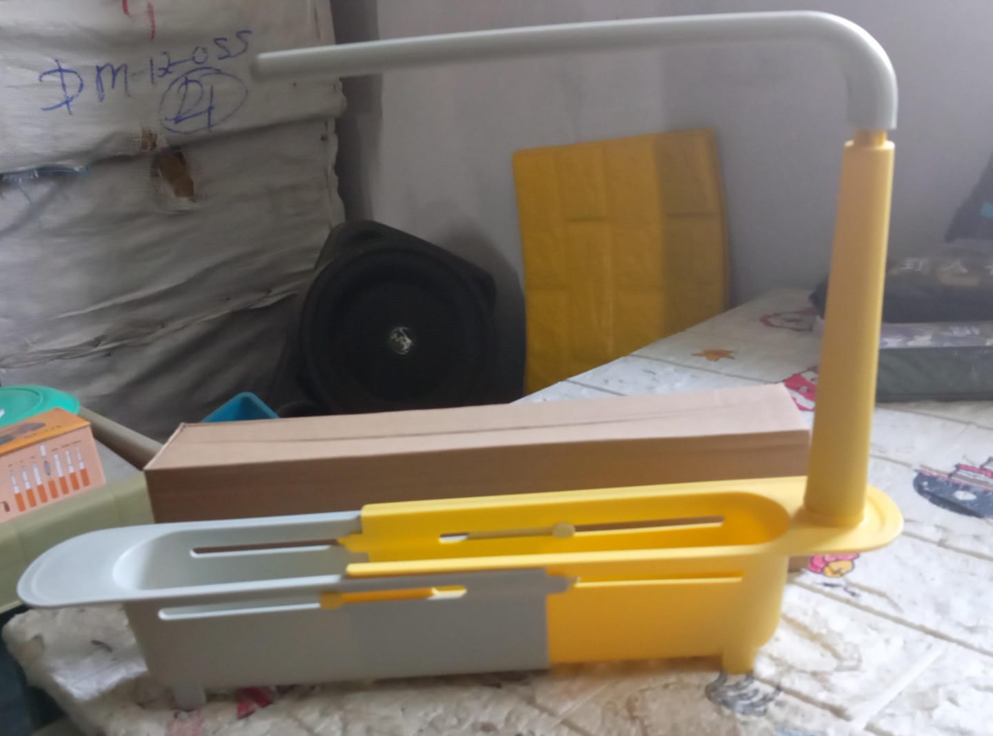 The product packaging box for the Deskrova telescopic sink storage rack.