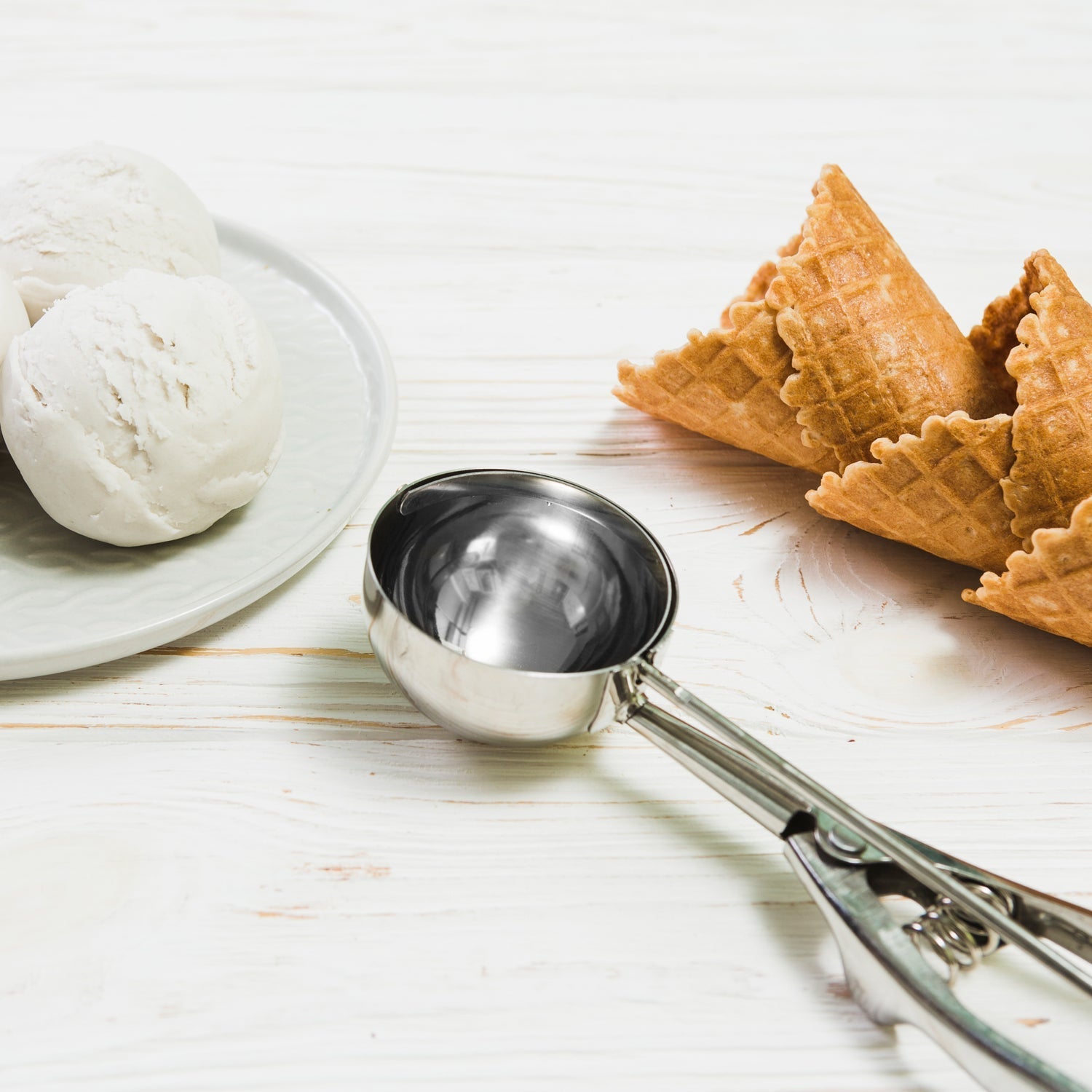 Detailed view of the premium stainless steel ice cream scoop head.