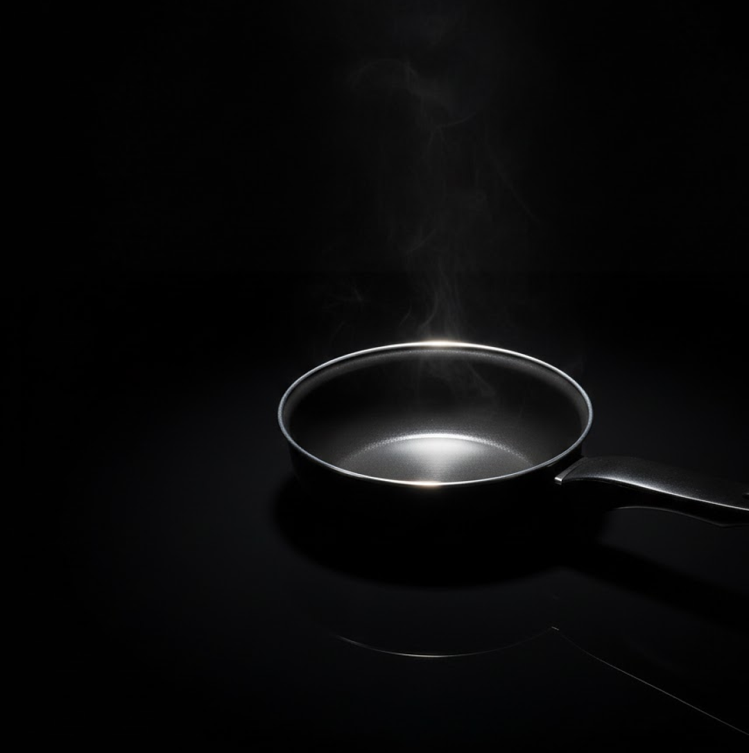 Diagram showcasing the thick induction-compatible bottom of the fry pan.