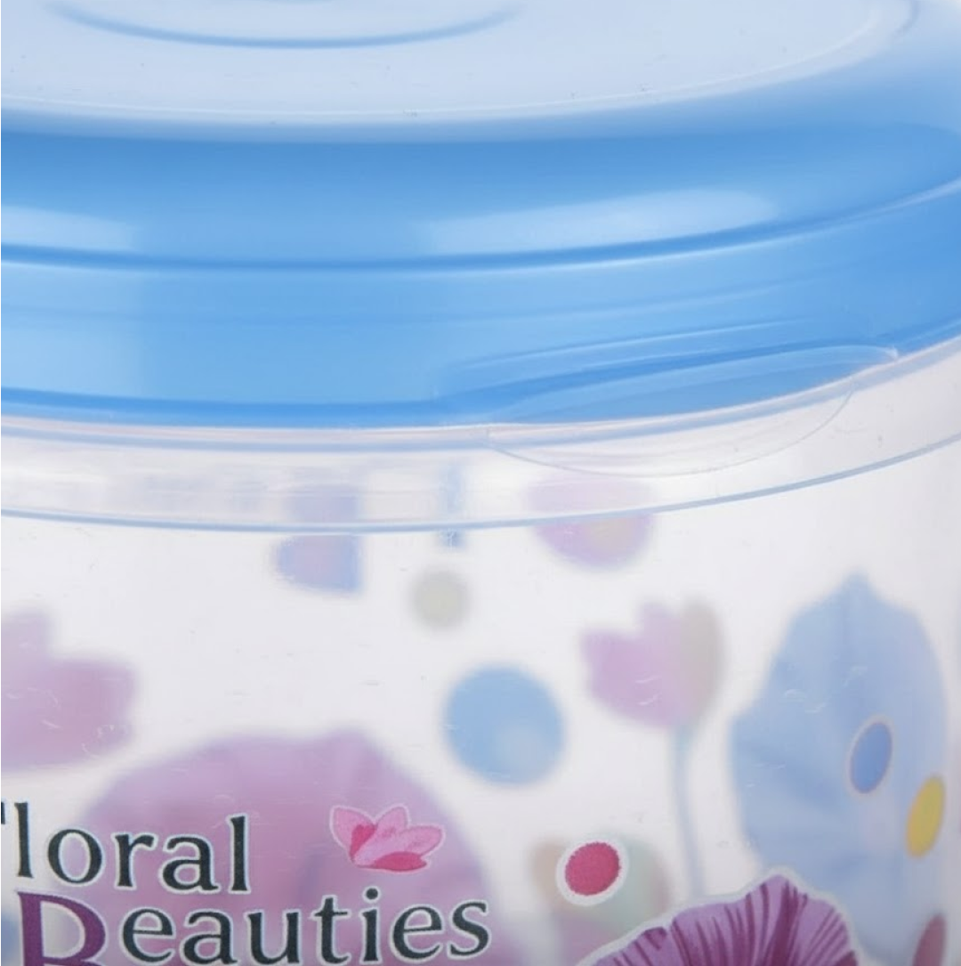 Close-up of the secure flexi lid with locking cuts on the air tight container.