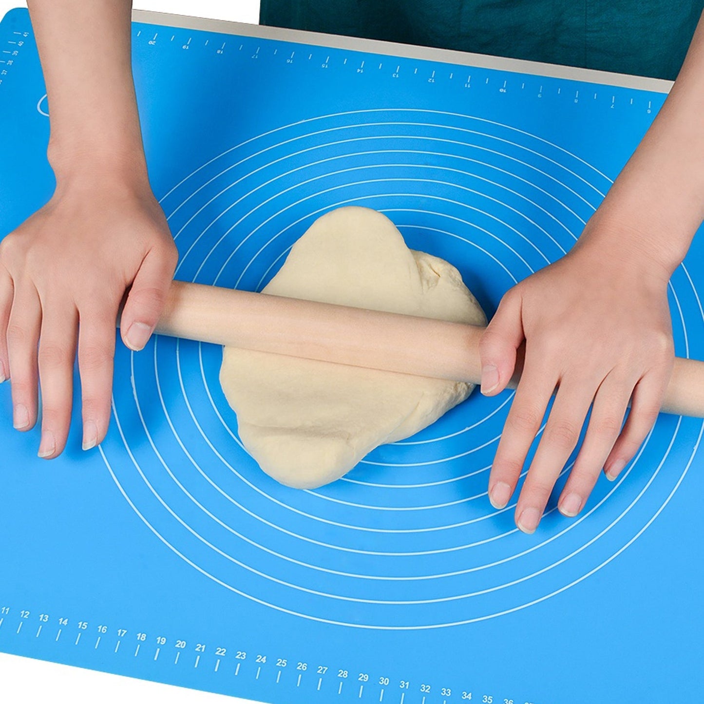 Clear circular and linear measurement guides visible on the silicone rolling mat.