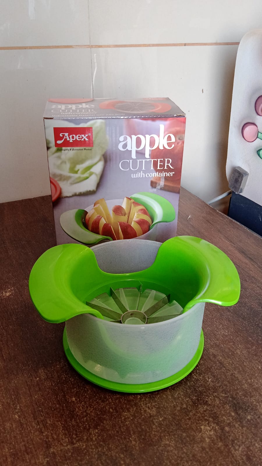 Apple cutter compact design for easy kitchen and travel use