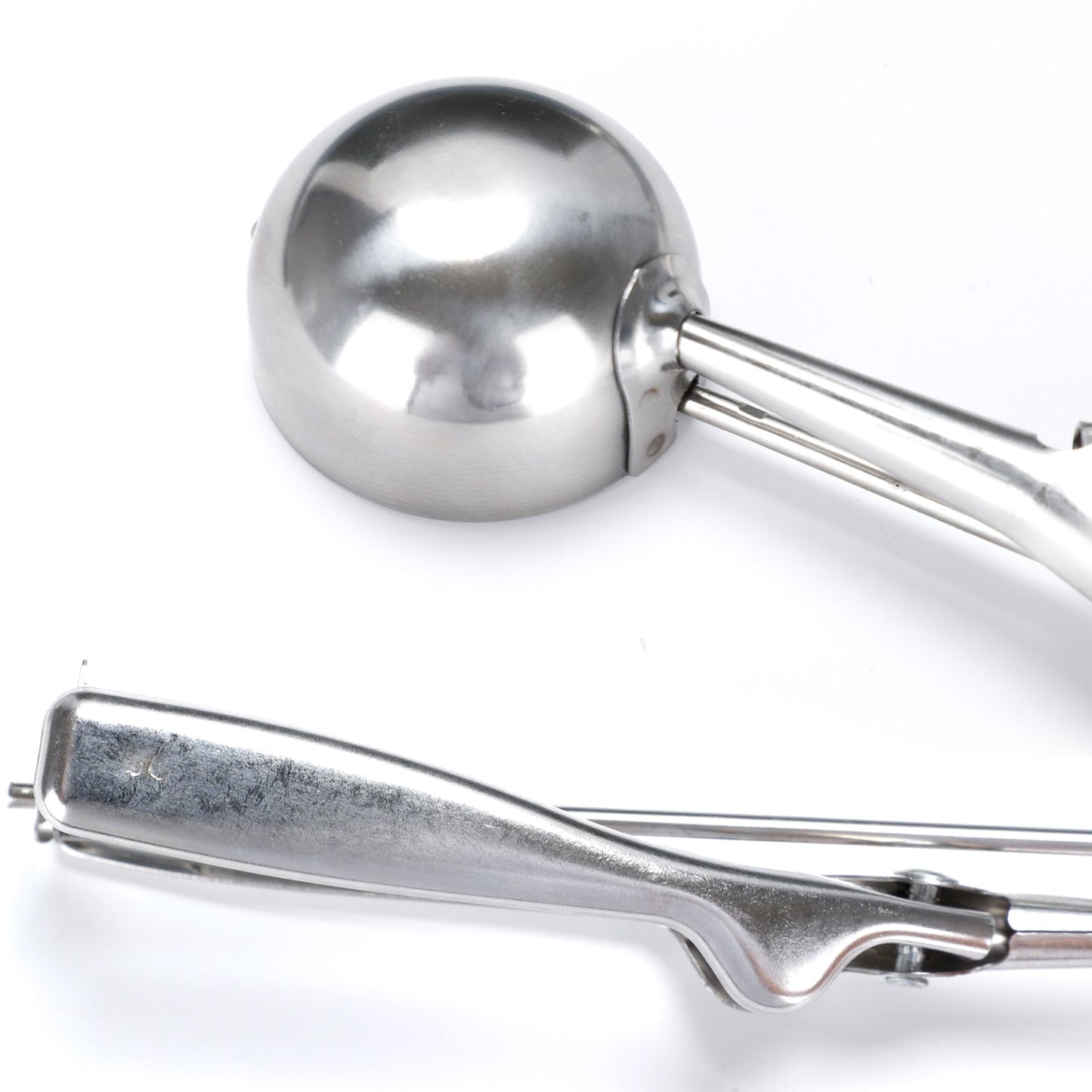 Wide head of the multi-purpose stainless steel scooper for easy portioning.