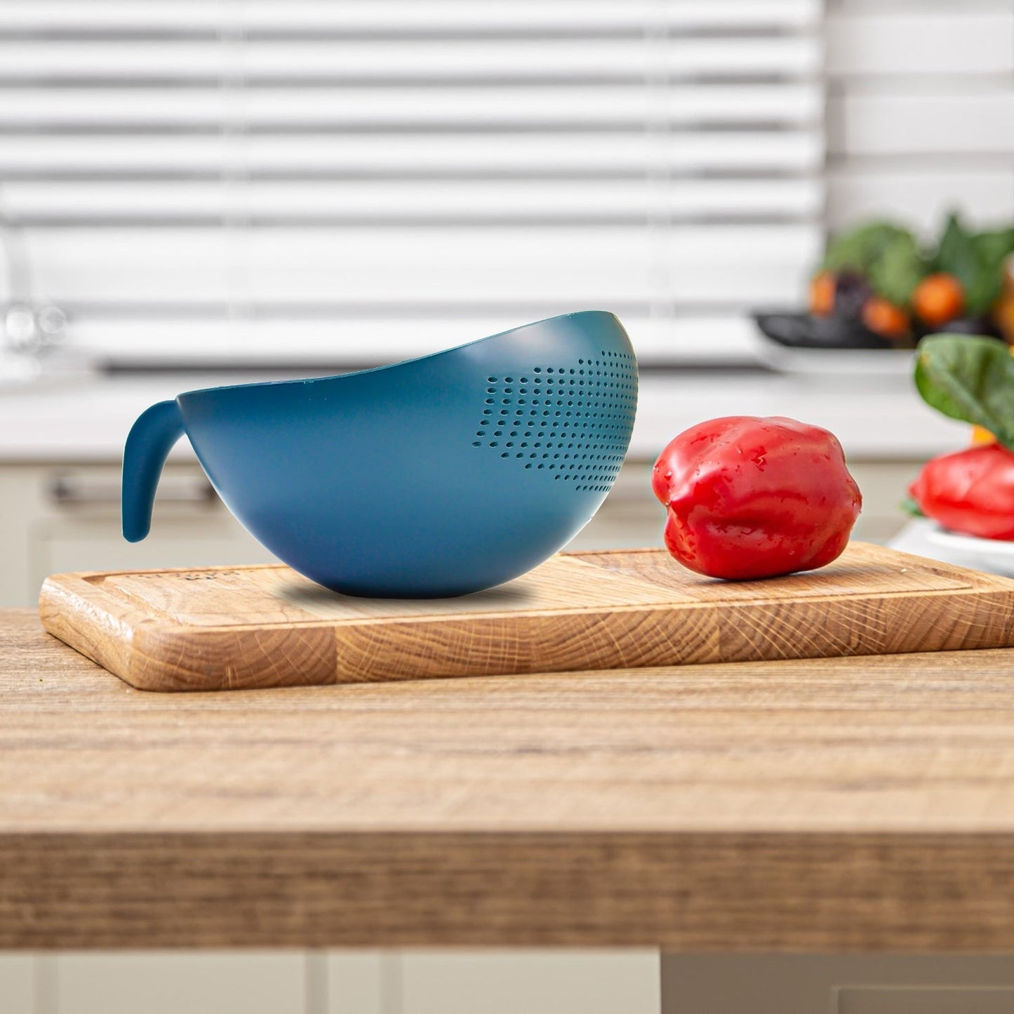 Thick plastic strainer bowls for effectively washing rice, vegetables, and fruits.