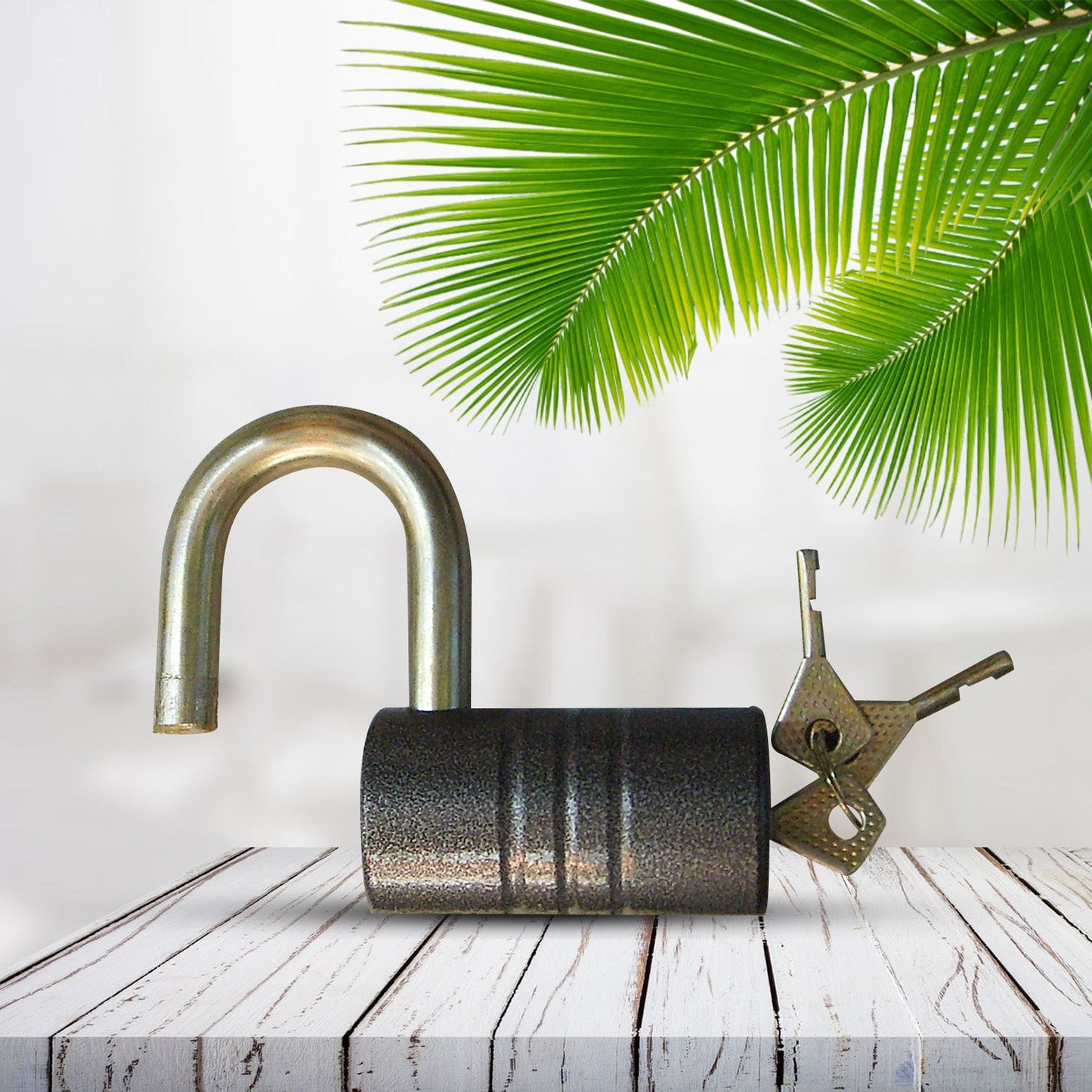 Front view of the 82mm heavy-duty iron padlock with its five keys.