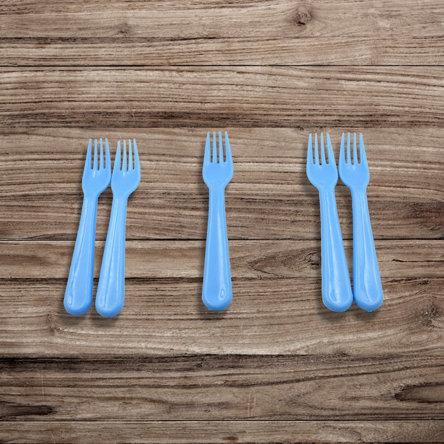 The set of heavy duty reusable plastic forks with a focus on their practical design for everyday use.