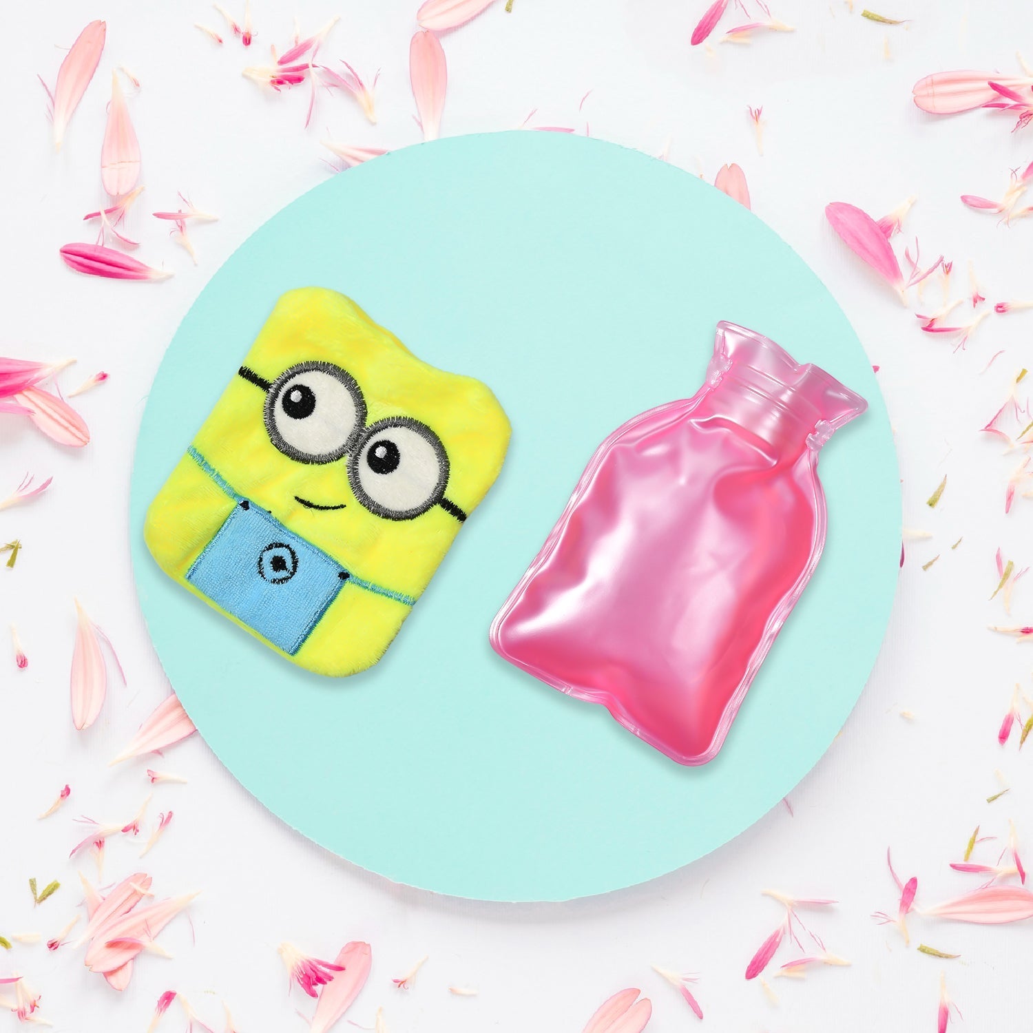 Close-up of the Minions hot water bag's secure screw cap.
