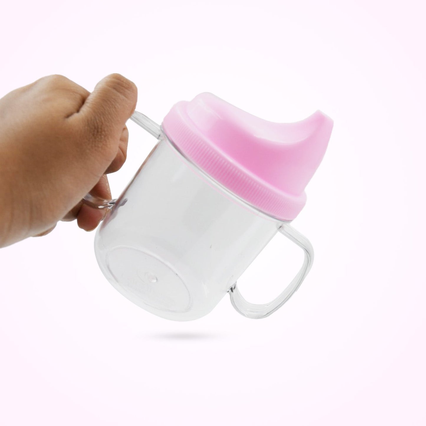 The dishwasher-safe baby mug, 250 ml, in a lifestyle shot with a child.