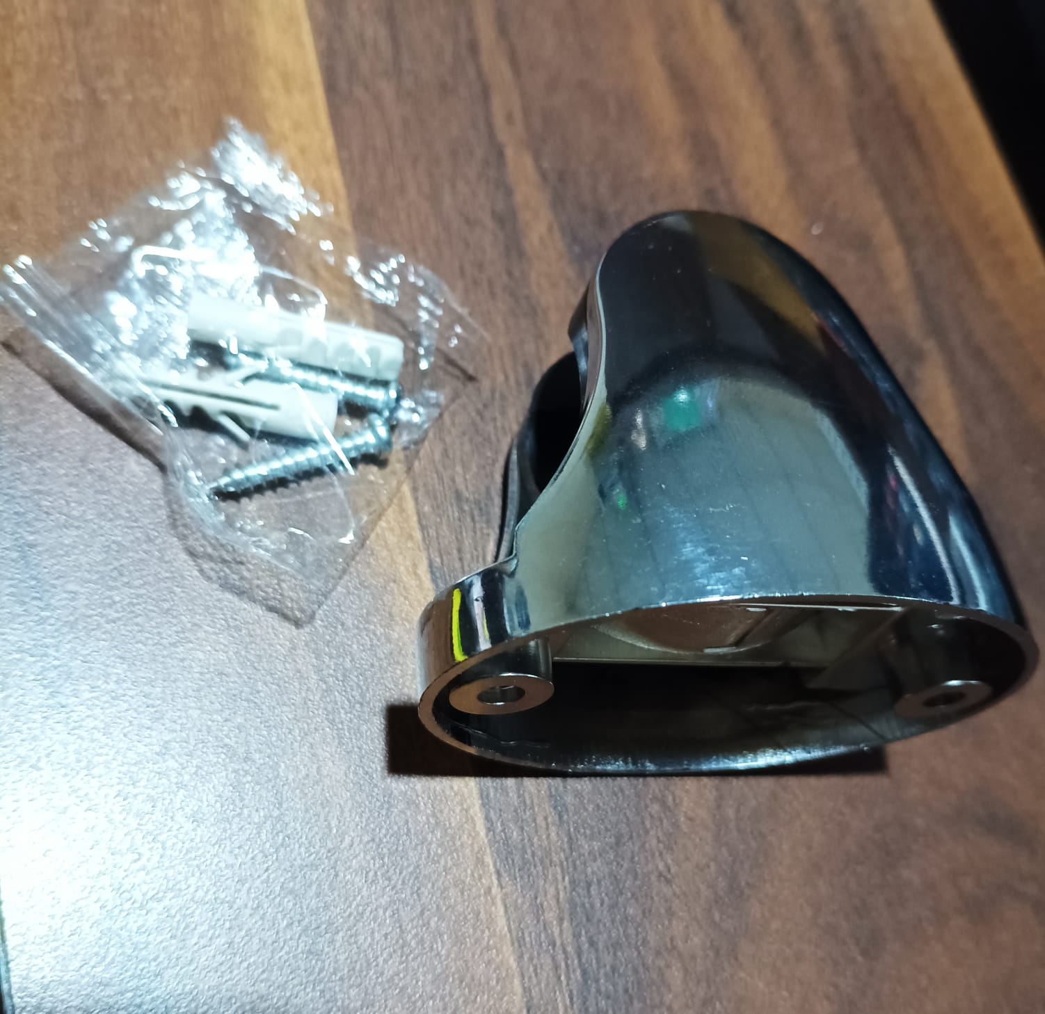 Secure shower bracket for customizable positioning of a handheld shower.