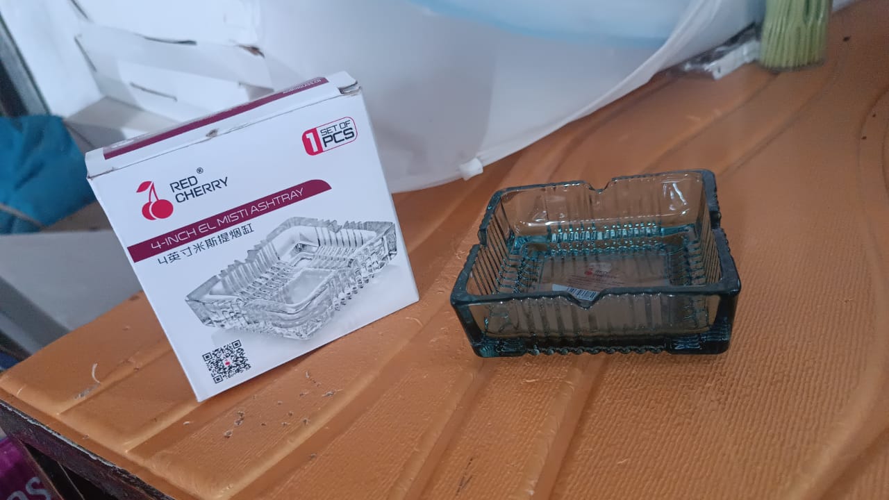 Packaging of the Styleva glass ashtray, ensuring safe delivery.