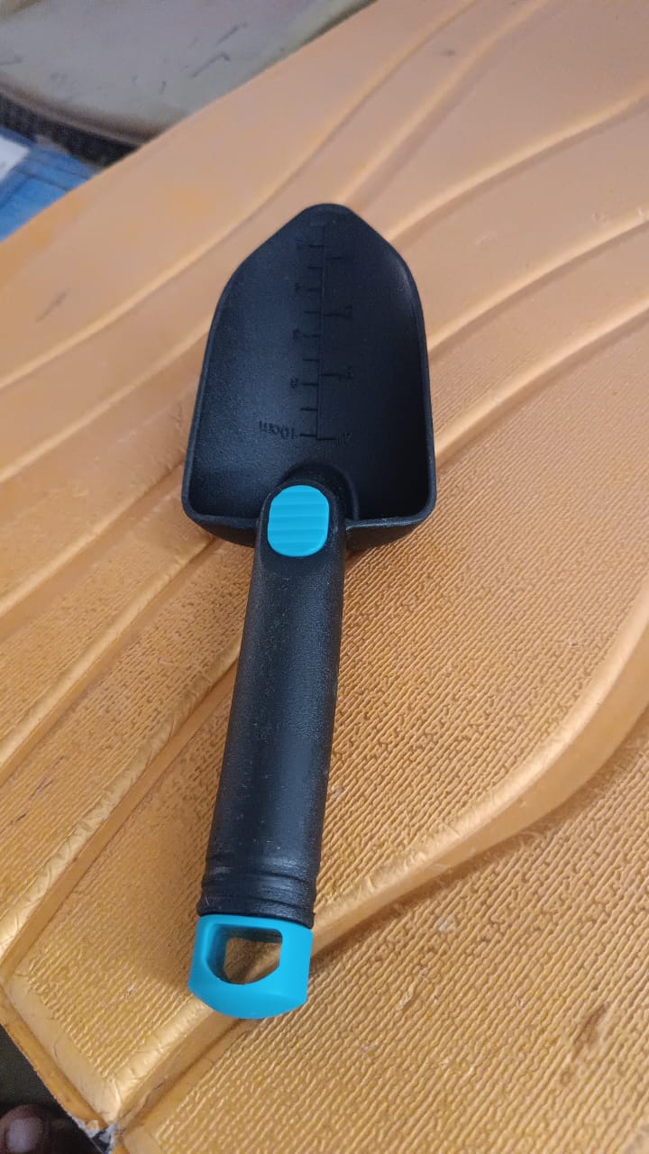 Household gardening accessory plastic trowel with measurement marks