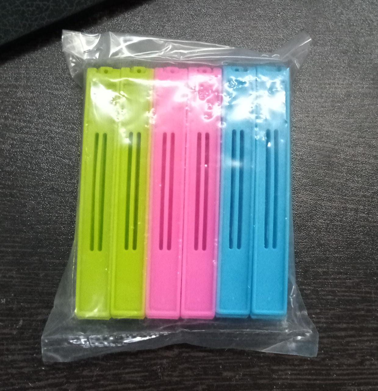 Overhead view of the 18-piece plastic snack bag clip set.