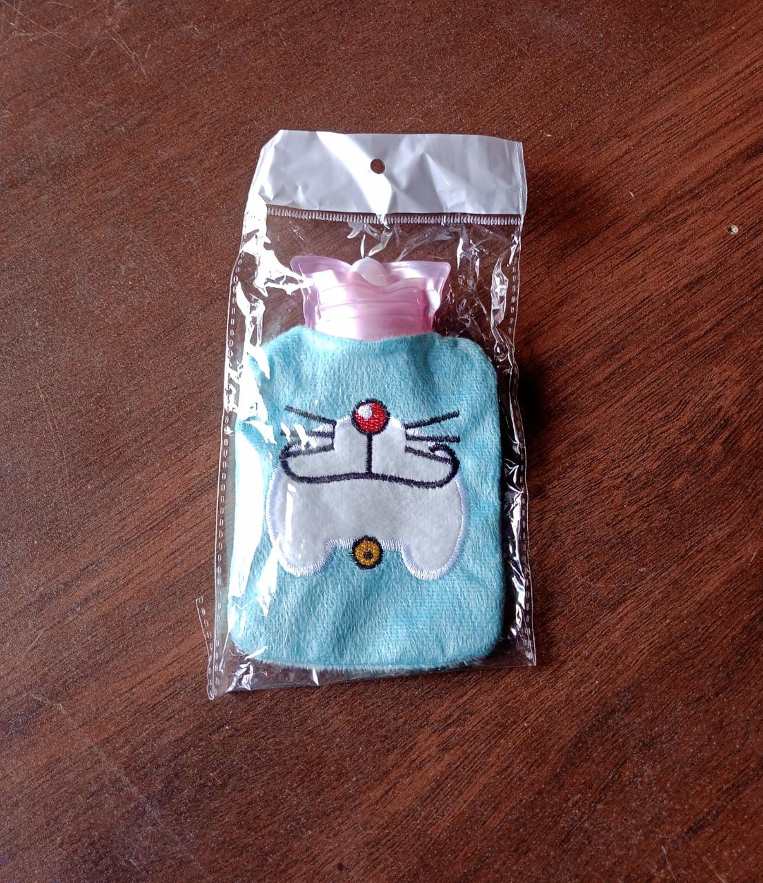 Packaging of the Doremon hot water bag, indicating product details and brand.
