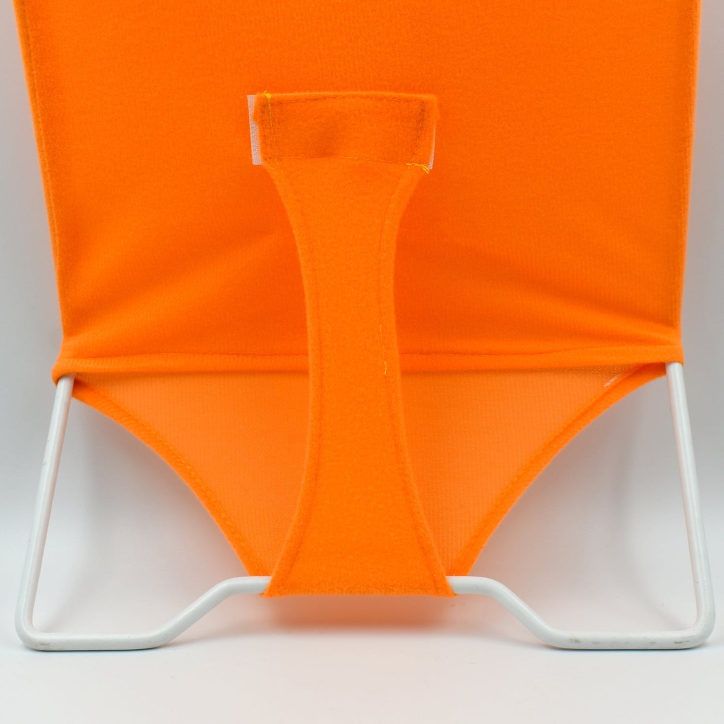 Comfortable bath seat for babies, suitable for showers and quick drying.