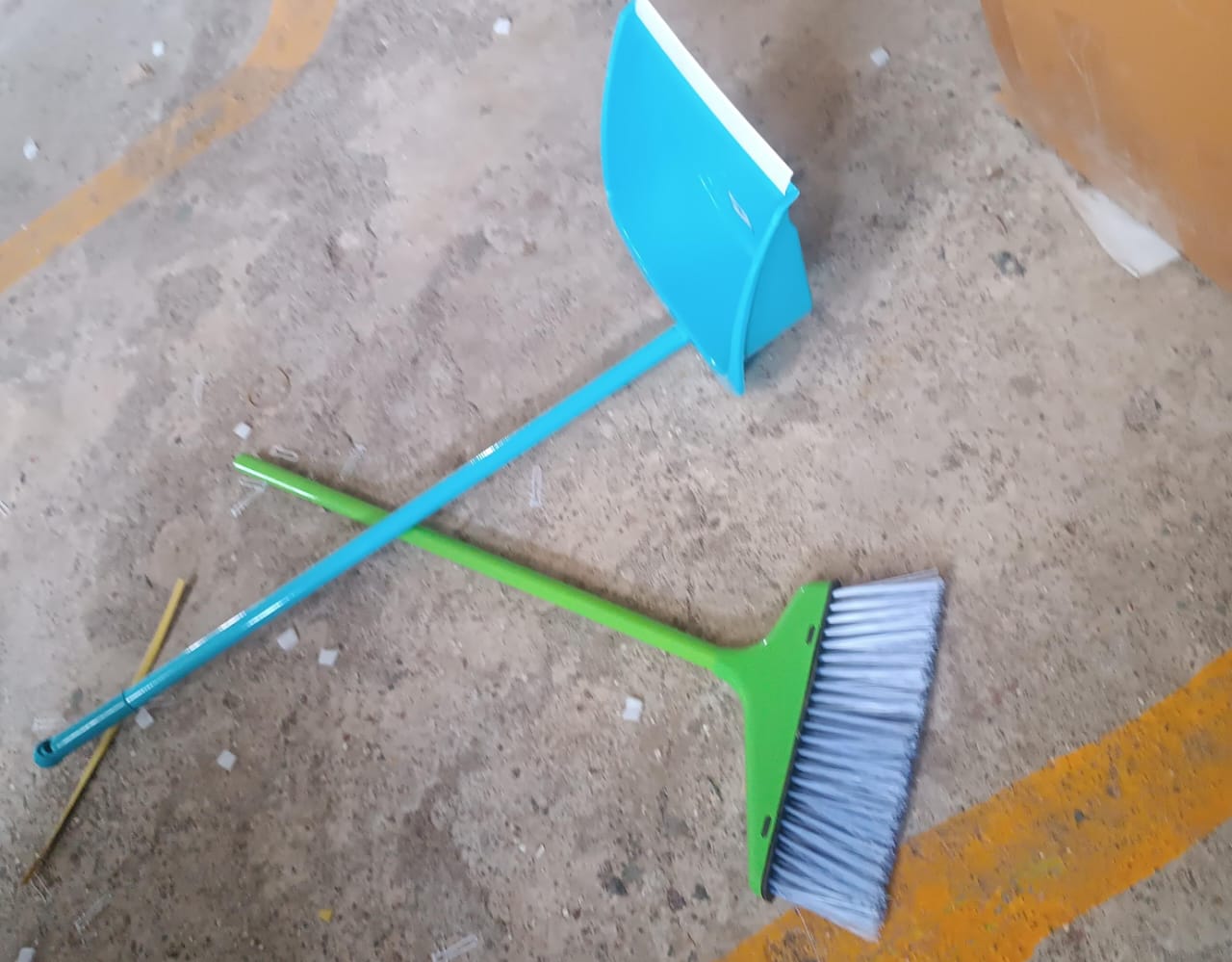 Dustpan with large capacity ideal for sweeping larger floor areas quickly