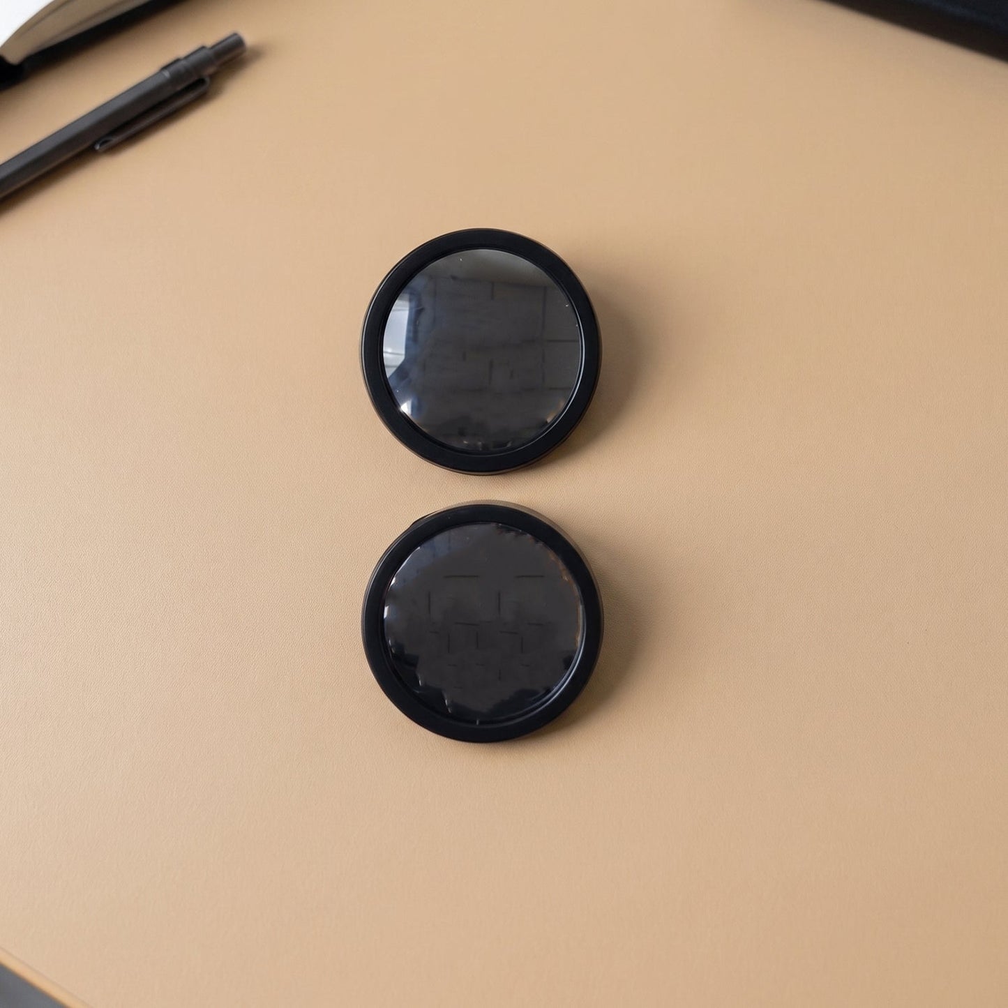 Close-up of 360¡ adjustable car blind spot mirror