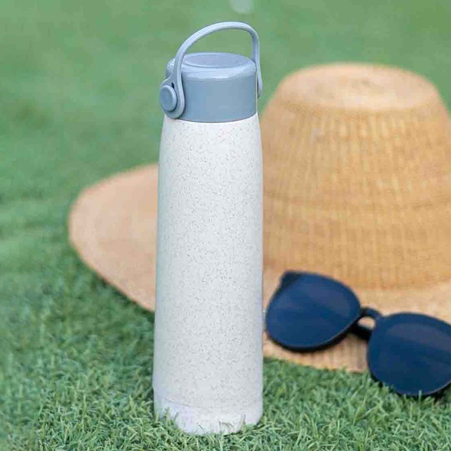 Detail of the leak-proof silicone seal, ensuring secure closure for the glass water bottle.