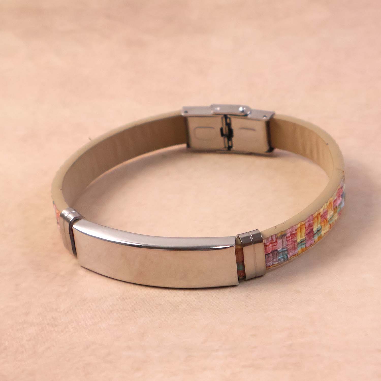 Fashionable hand bracelet with sleek and colorful woven design