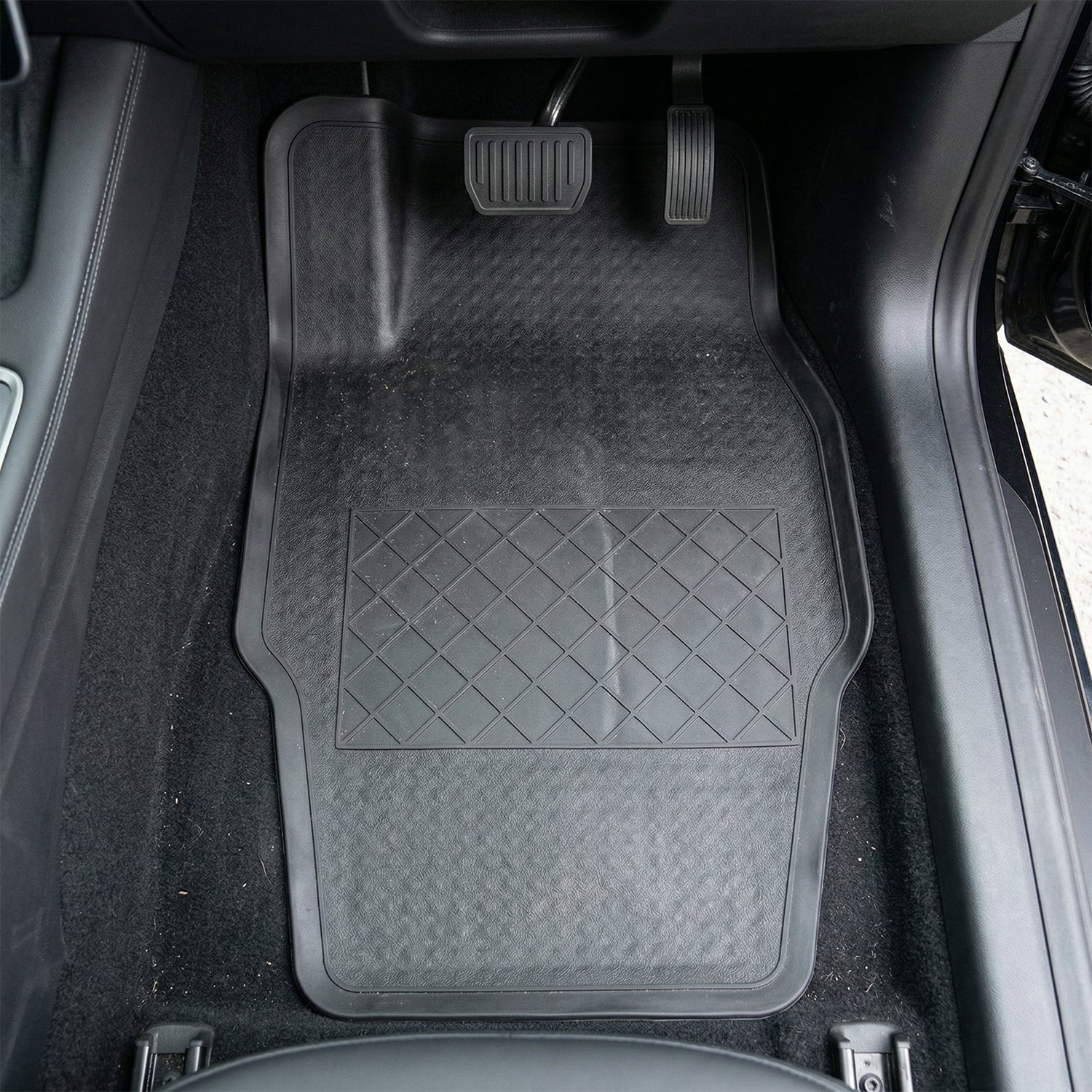 Durable rubber car floor mats with textured pattern for dirt trapping