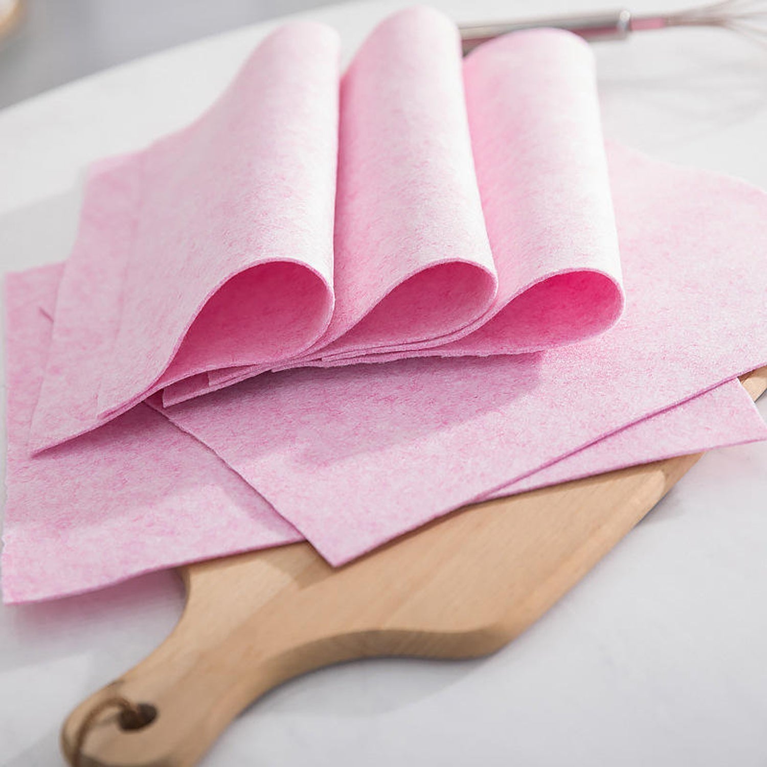 Absorbent microfiber cleaning cloth for versatile household use