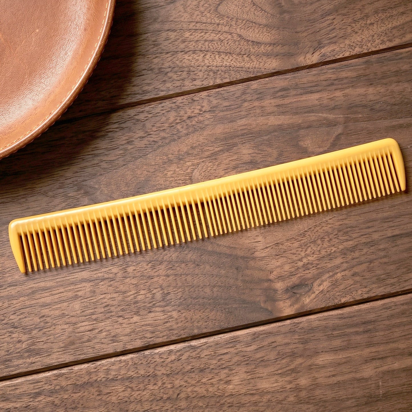 Easy-to-handle lightweight plastic combs for grooming and styling on the go