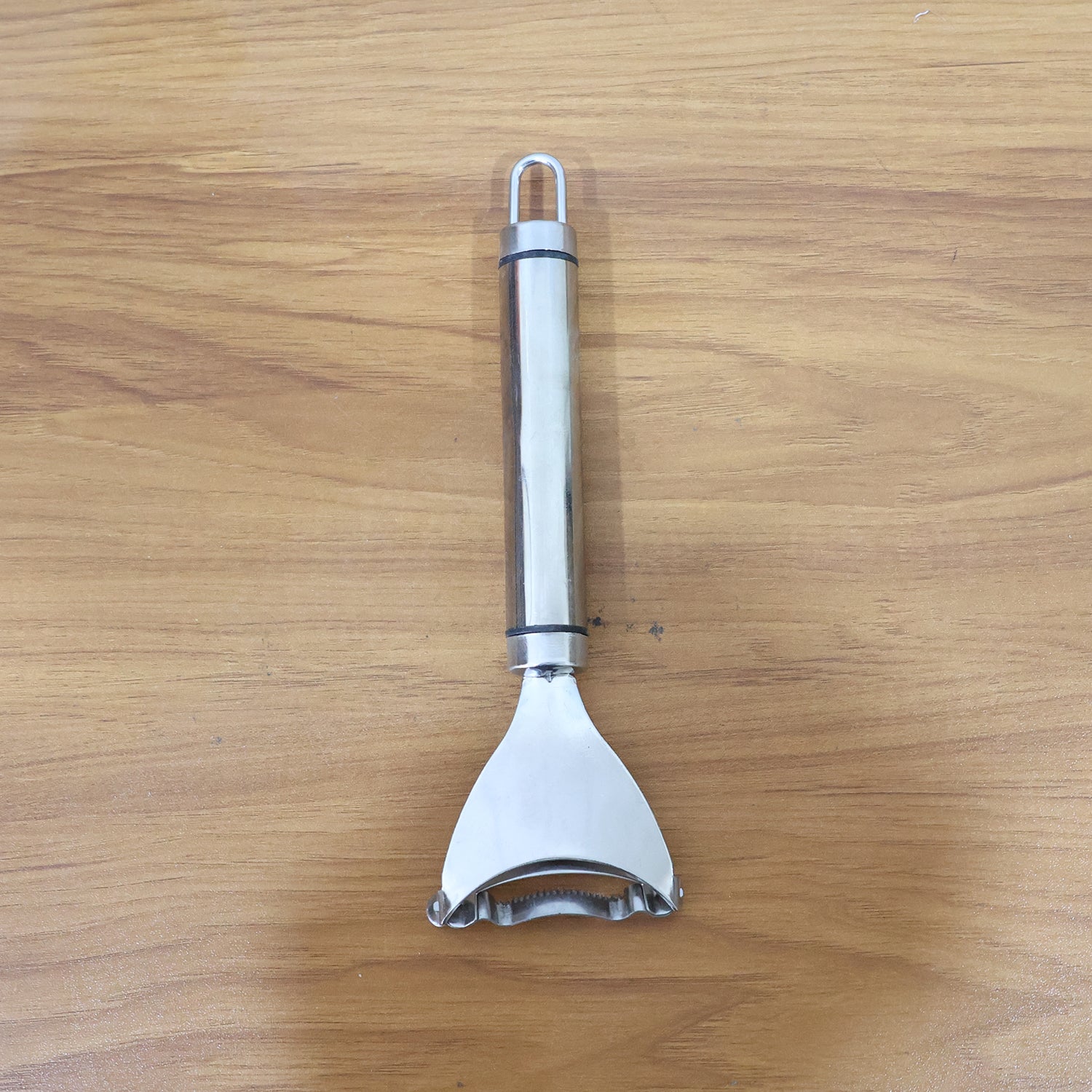 Vegetable skin remover tool with ergonomic handle and sharp blade