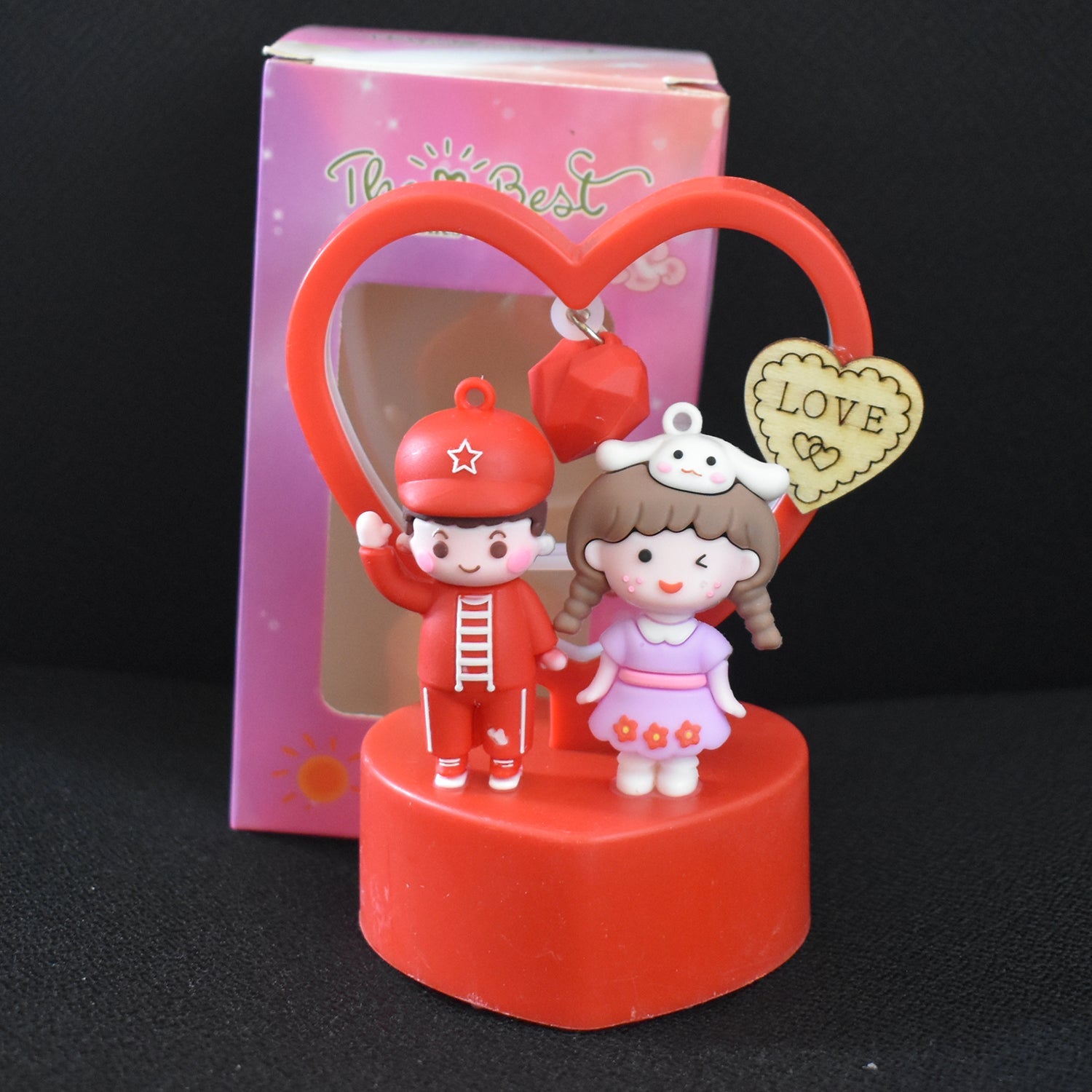 Decorative romantic couple resin love showpiece for anniversary or birthday gift