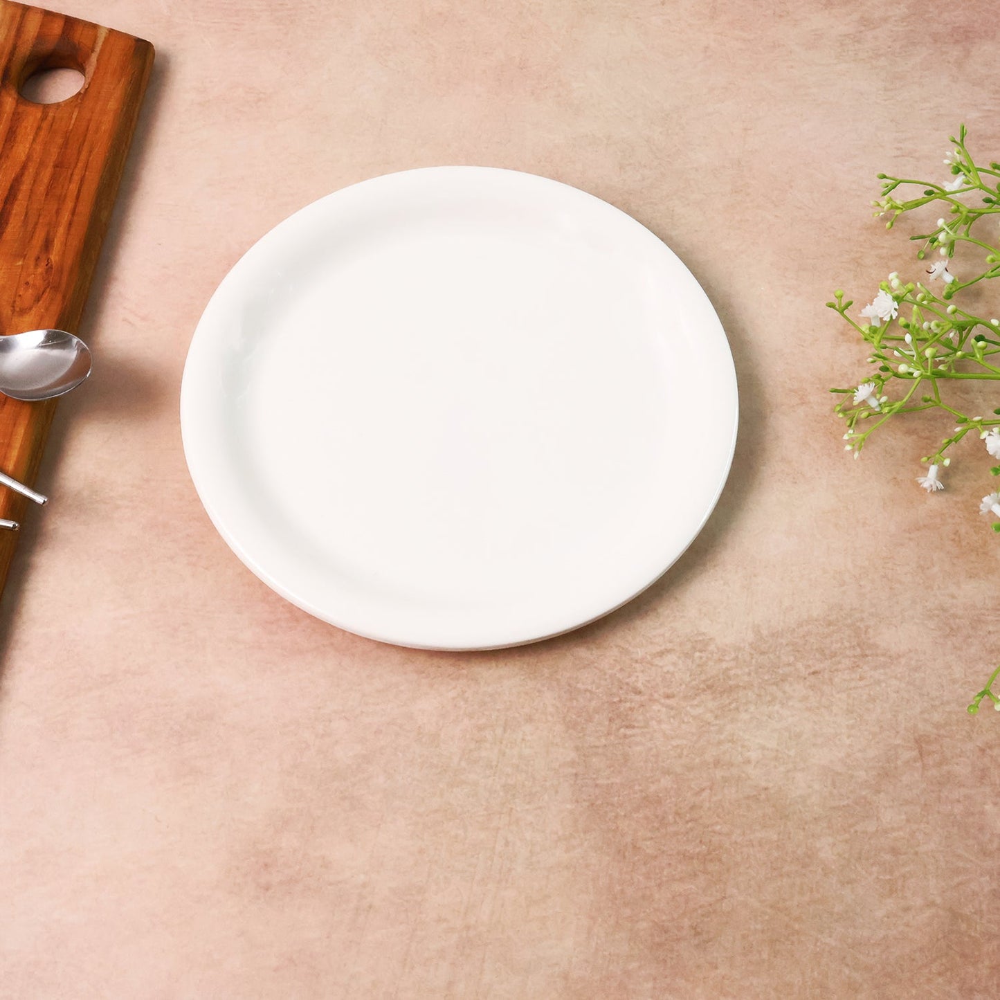 Stackable plastic round dinner plates in white color