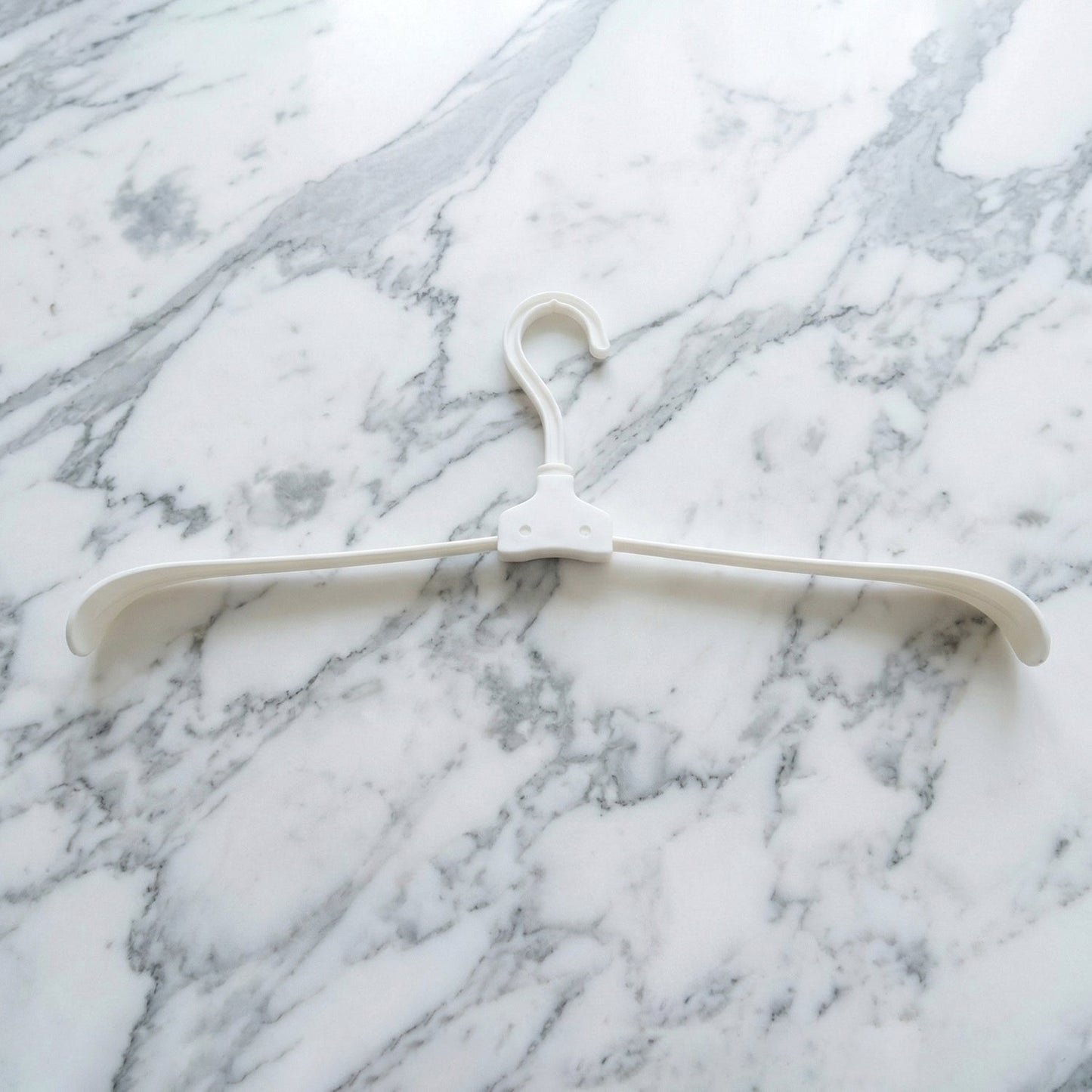 Foldable plastic hanger, ideal for space-efficient wardrobe storage